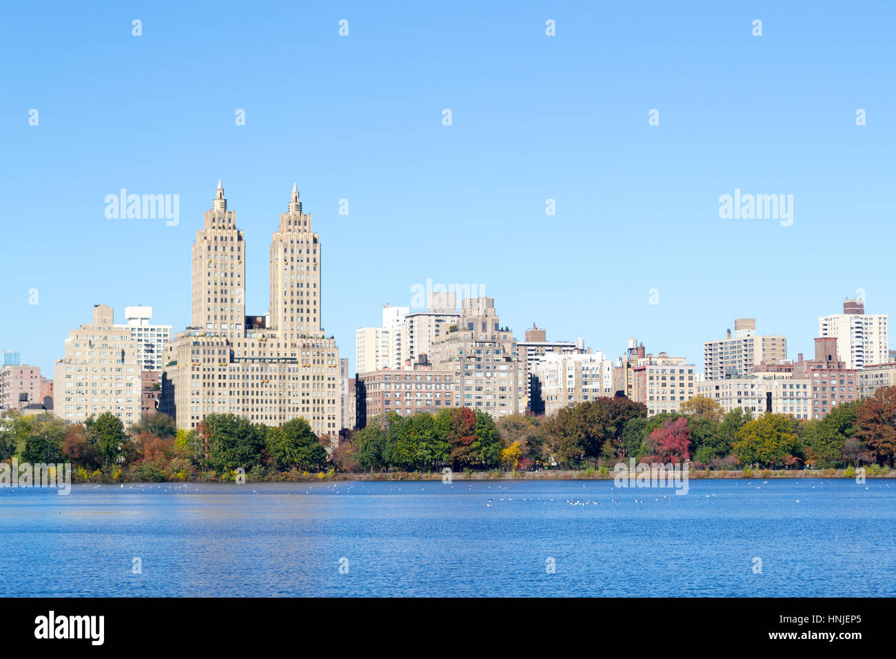 Die Aussicht aus dem Jackie Kennedy Onassis Reservoir zählt zu den wichtigsten Sehenswürdigkeiten des Central Parks Stockfoto