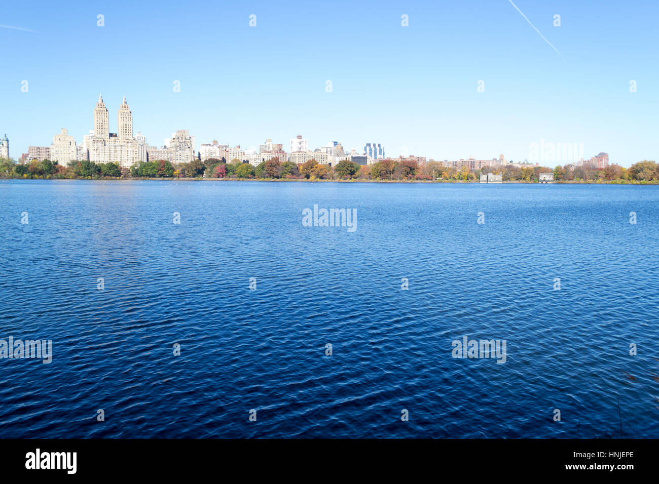 Die Aussicht aus dem Jackie Kennedy Onassis Reservoir zählt zu den wichtigsten Sehenswürdigkeiten des Central Parks Stockfoto