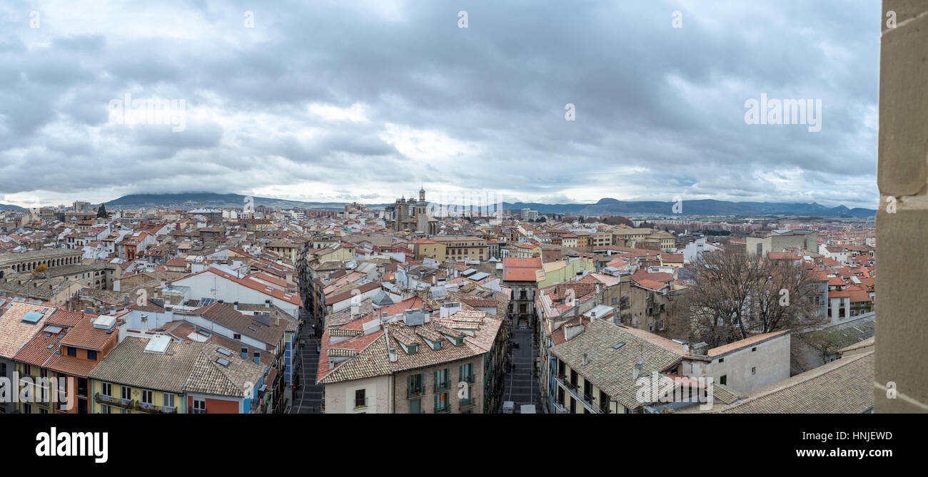 Die Bell Tower Pamplonas Kathedrale bietet eine fantastische Aussicht auf die Altstadt Stockfoto