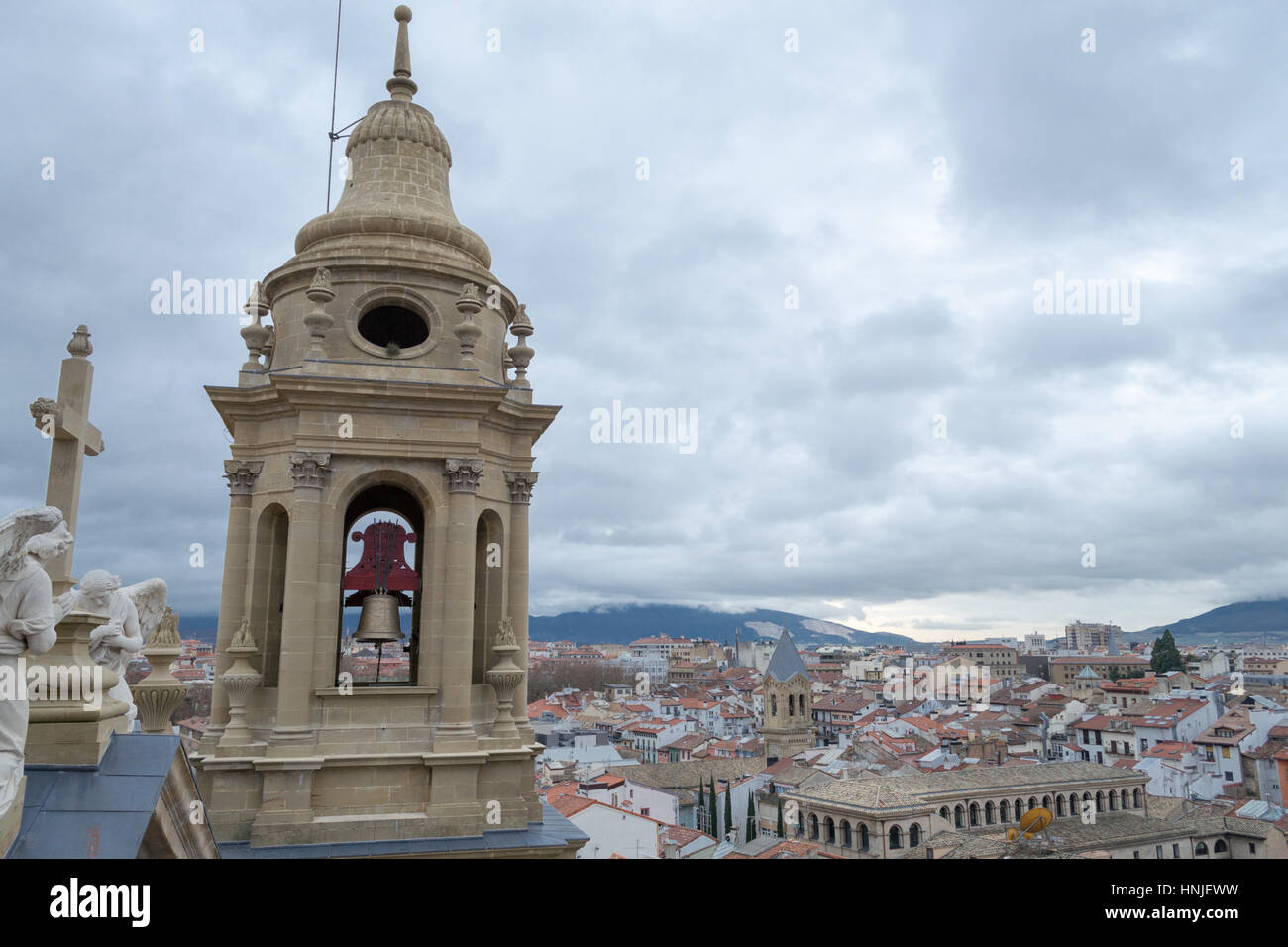 Die Bell Tower Pamplonas Kathedrale bietet eine fantastische Aussicht auf die Altstadt Stockfoto