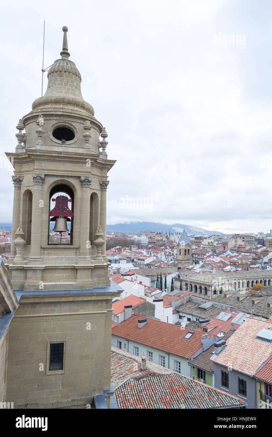 Die Bell Tower Pamplonas Kathedrale bietet eine fantastische Aussicht auf die Altstadt Stockfoto