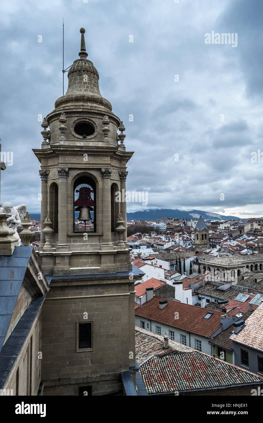 Die Bell Tower Pamplonas Kathedrale bietet eine fantastische Aussicht auf die Altstadt Stockfoto