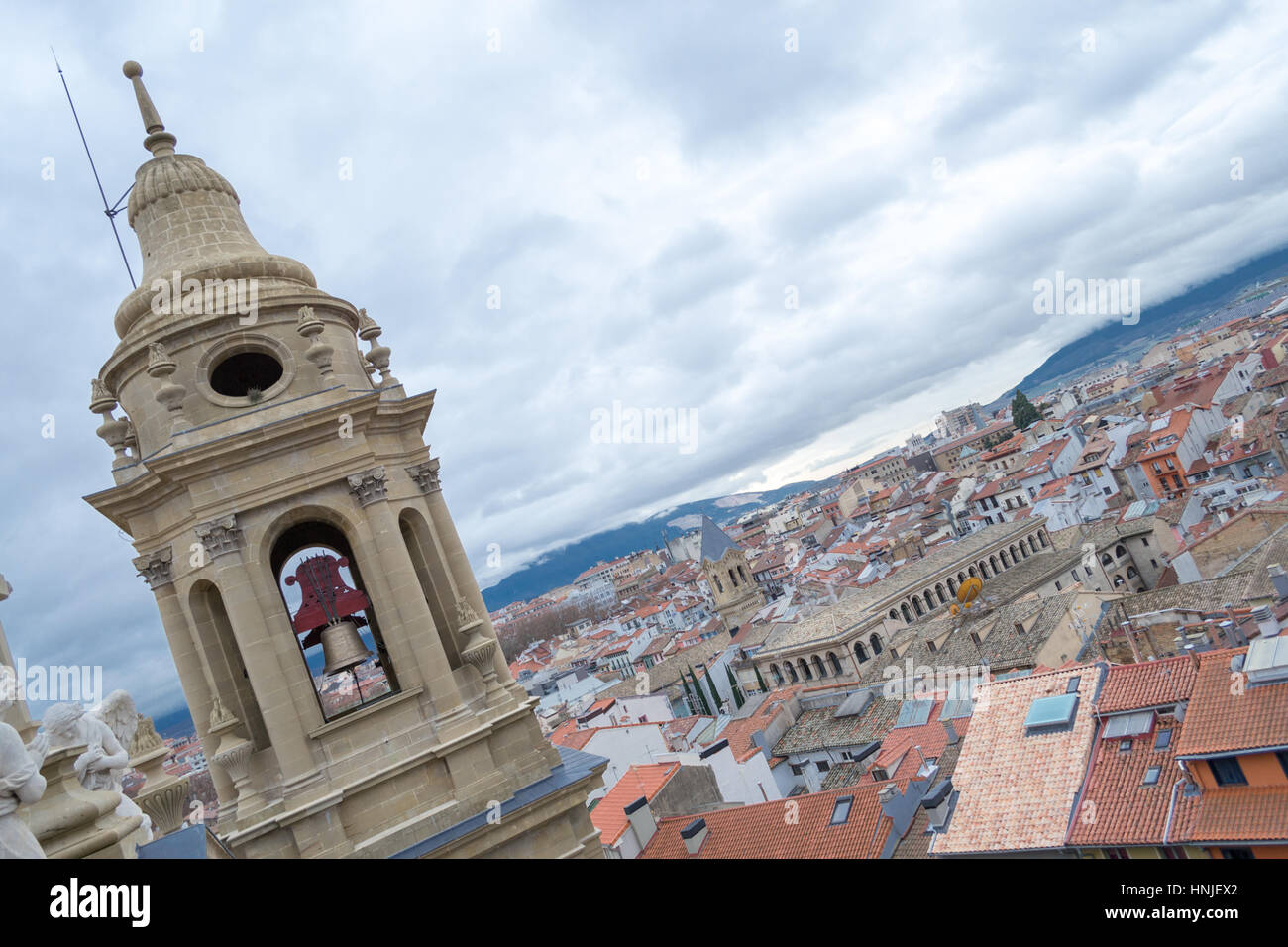 Die Bell Tower Pamplonas Kathedrale bietet eine fantastische Aussicht auf die Altstadt Stockfoto