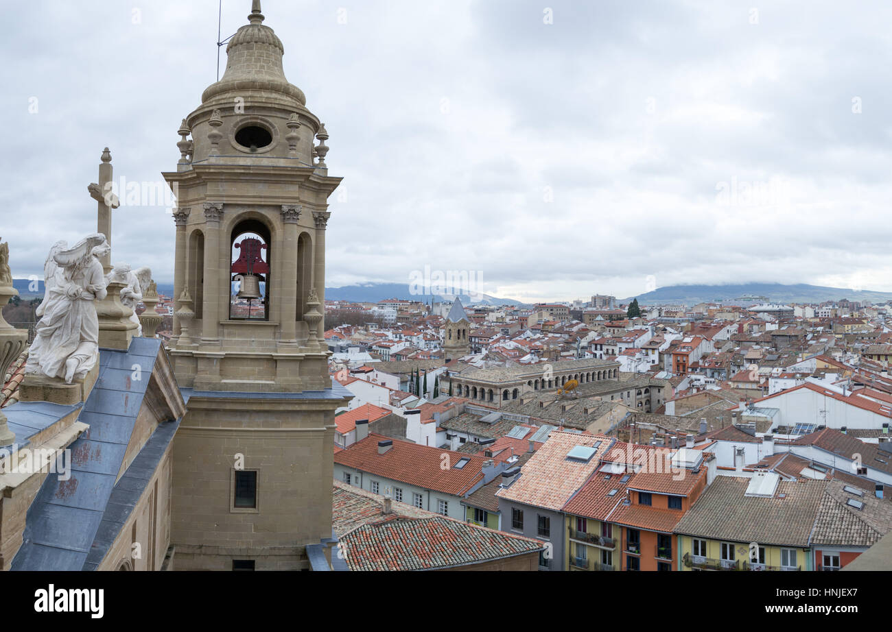 Die Bell Tower Pamplonas Kathedrale bietet eine fantastische Aussicht auf die Altstadt Stockfoto
