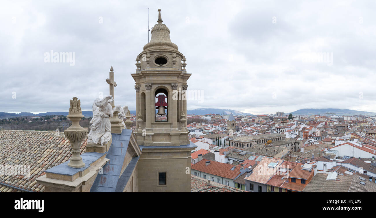 Die Bell Tower Pamplonas Kathedrale bietet eine fantastische Aussicht auf die Altstadt Stockfoto