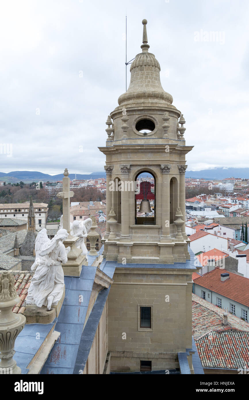 Die Bell Tower Pamplonas Kathedrale bietet eine fantastische Aussicht auf die Altstadt Stockfoto