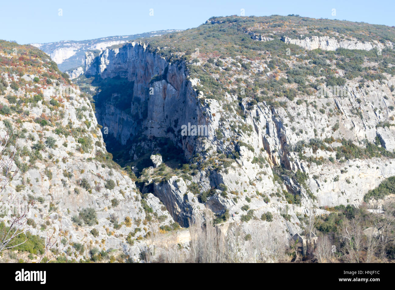 Lumbier-Schlucht wurde vom Fluss Irati während Jahrtausenden geschnitzt. Stockfoto