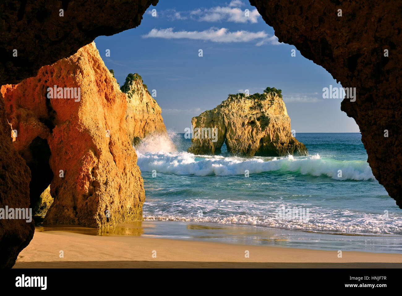 Portugal: Blick durch eine Höhle zu felsigen Strand Zauberstab Wellen Stockfoto