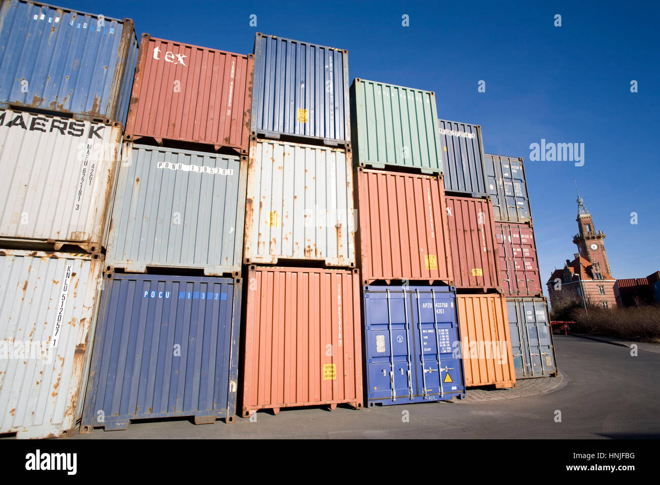Europa, Deutschland, Ruhrgebiet, Dortmund, Hafen am Dortmund-Ems-Kanal, Container und den alte Hafen beherrscht Büro. Stockfoto