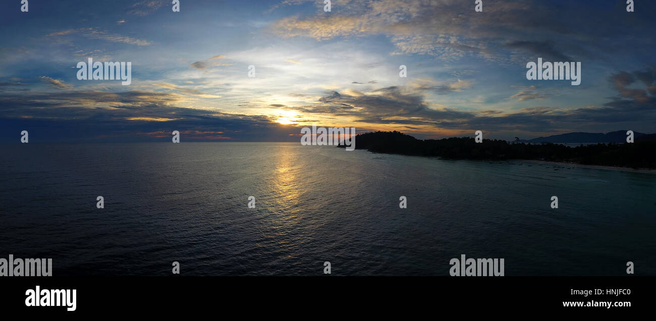 Aerial Panorama genossen Sonnenuntergang Himmel über Meer Stockfoto