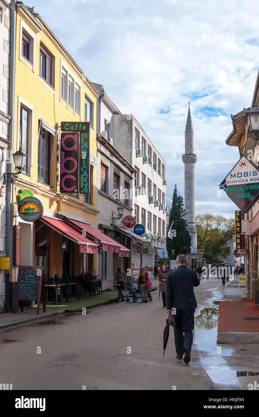 Mostar, Bosnien-Herzegowina, Street Café und Moschee Mineret. Stockfoto