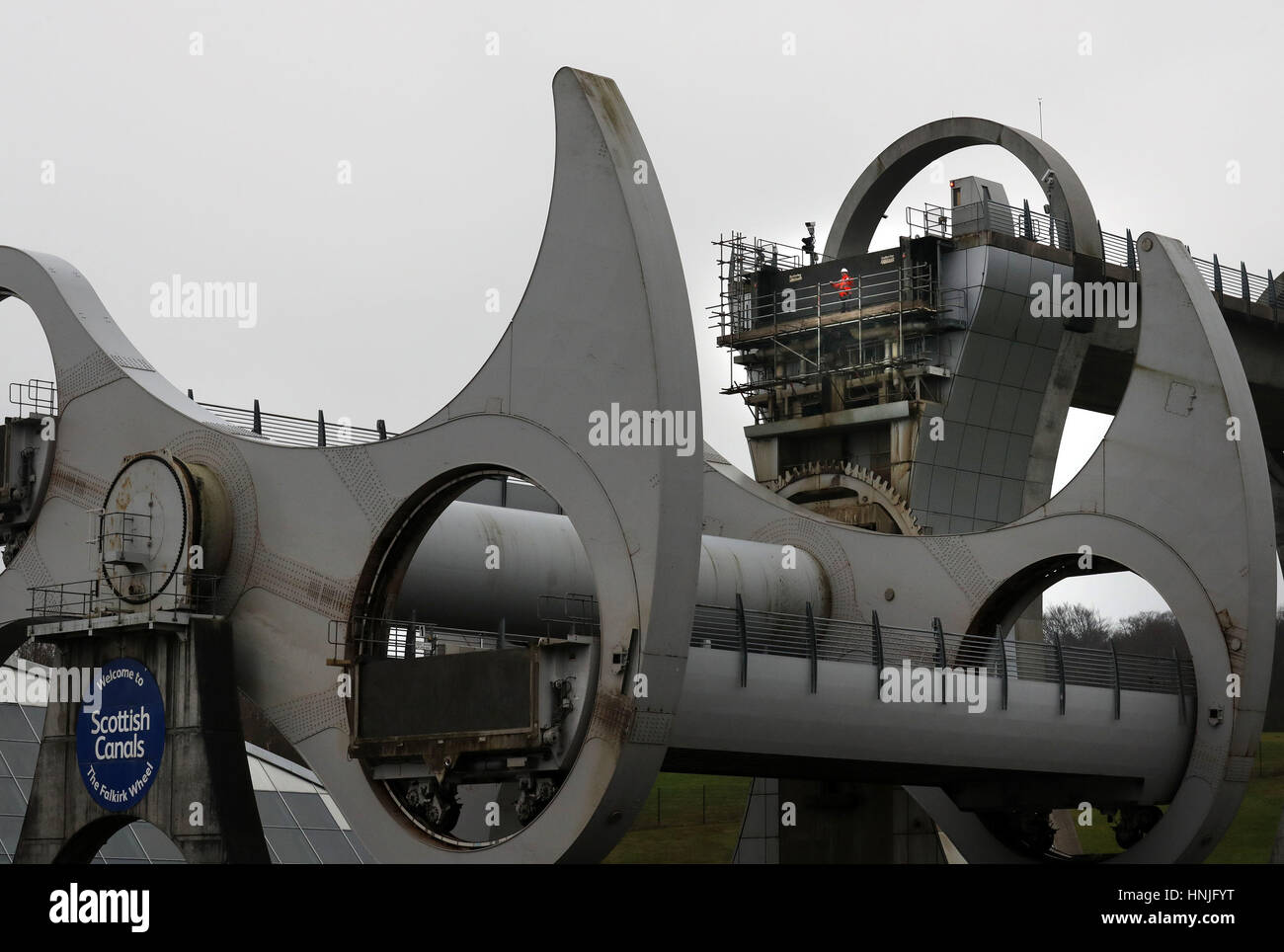 Viktor Juhasz der Wartungstechniker der schottischen Kanäle sieht das Falkirk Wheel vom festen Tor aus, da die zweite Phase der Winterwartung auf dem weltweit einzigen rotierenden Bootslift derzeit im Gange ist, wobei die Ingenieure der schottischen Kanäle die Struktur entwässern, um die Torlager zu ersetzen, Mit der Attraktion wieder für Bootsfahrten am 8. März eröffnet. Stockfoto