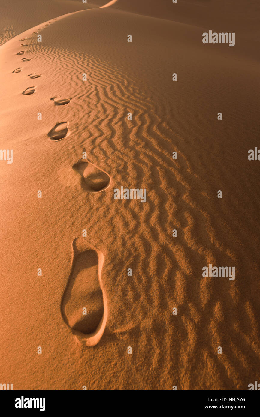 Fußspuren im Sand, Marokko Stockfoto
