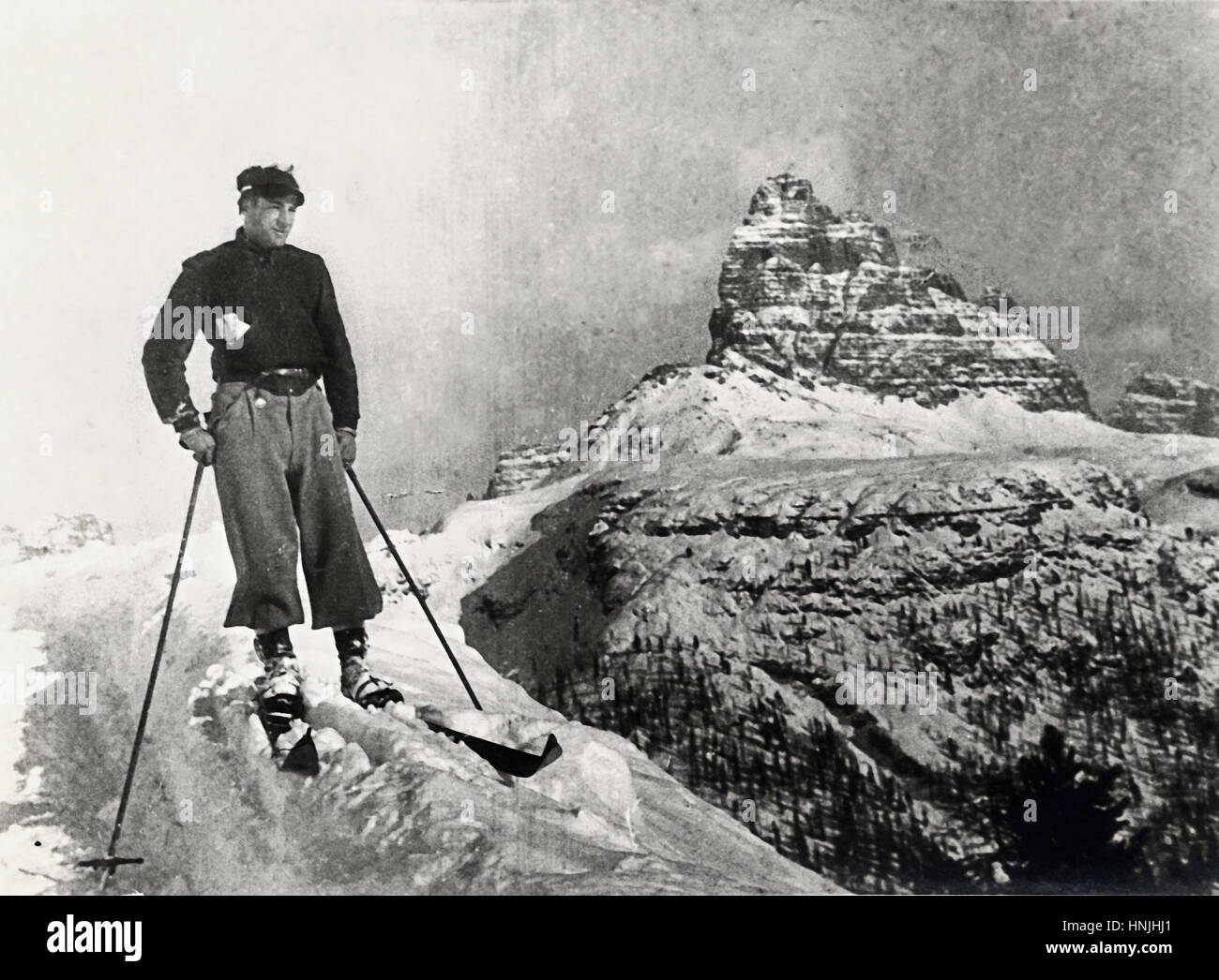 1938 Toblach, Italien Rifugio Lago Maggiore Bosi 2700 Mt., Skifahrer, umgeben von eine wunderbare alpine Gebirgshintergrund an der Oberseite einen Eckzahn weit wegschauen.  Scannen von der analogen Fotografie, Familie Privatsammlung vor dem zweiten Weltkrieg. Stockfoto