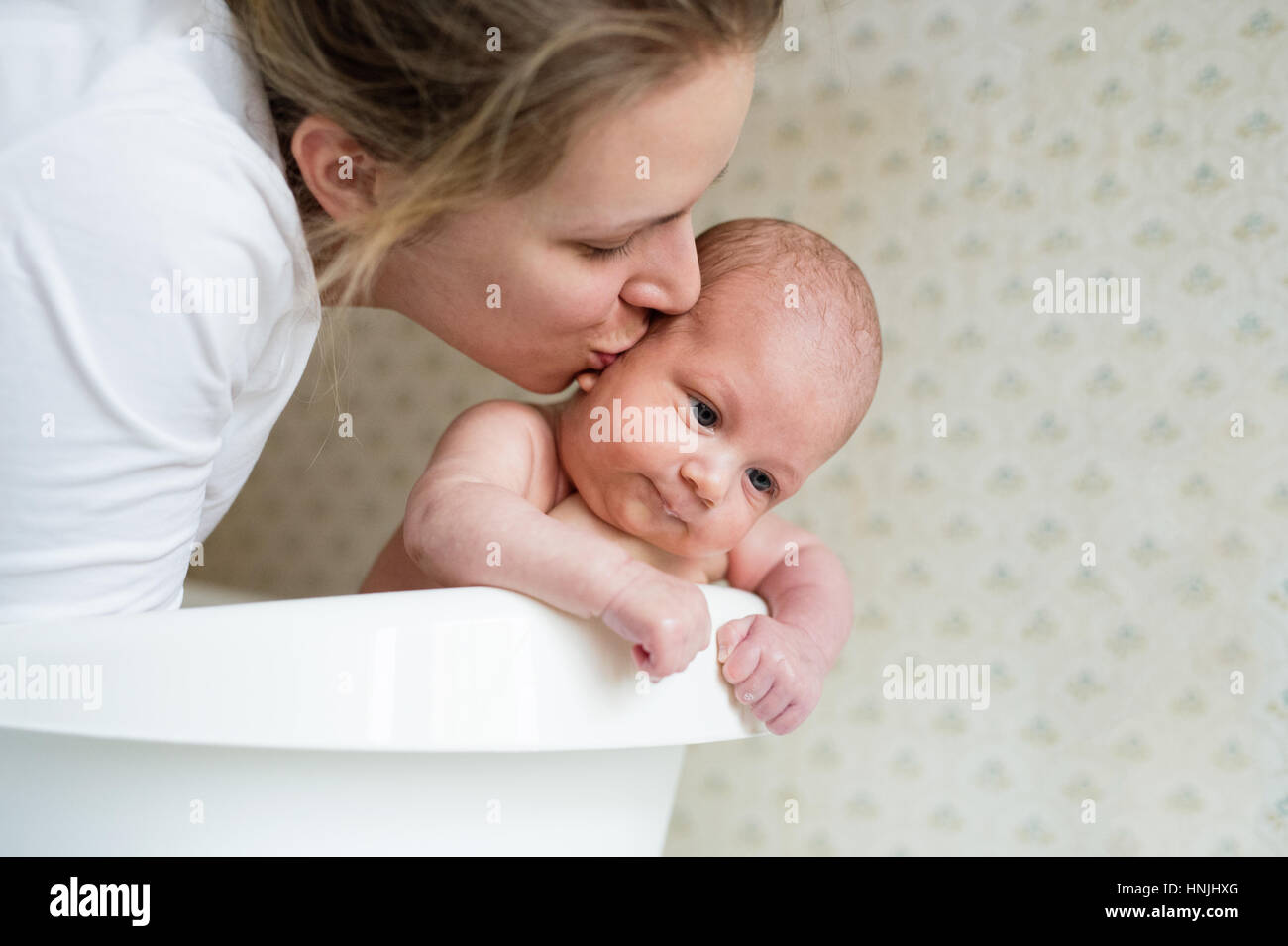 Schöne Mutter ihren Sohn in weißem Kunststoff Badewanne Baden ... Schöne Mutter ihren Sohn in weißem Kunststoff Badewanne Baden ...