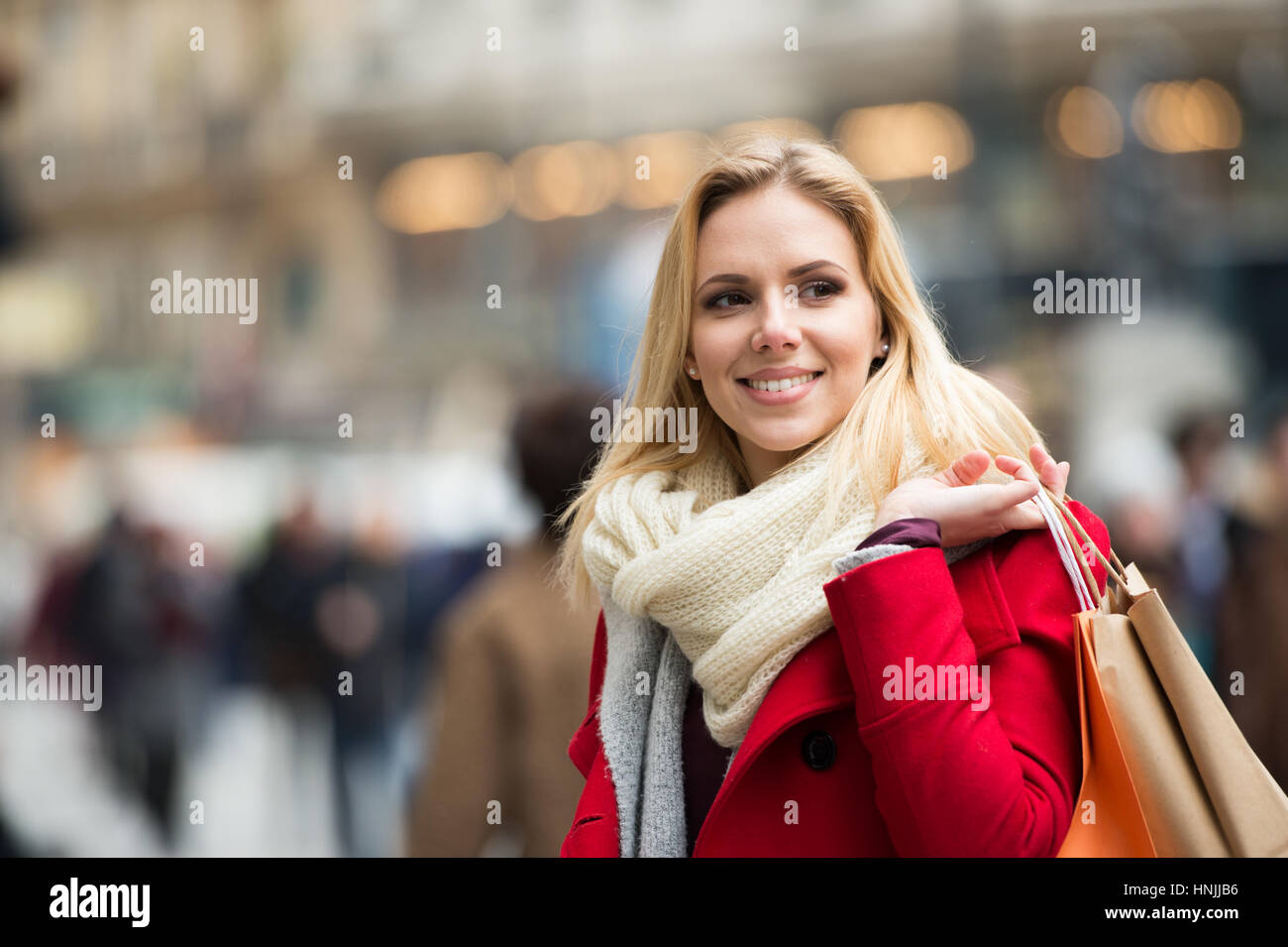 Junge Frau einkaufen im Zentrum der Stadt. Winter Stockfoto