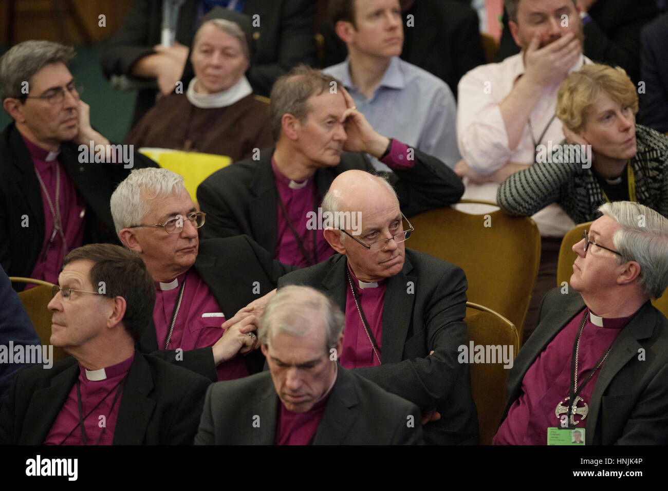 Mitglieder des Klerus zu hören, der Erzbischof von Canterbury, Justin Welby, Adresse der Generalsynode am Church House in London. Stockfoto