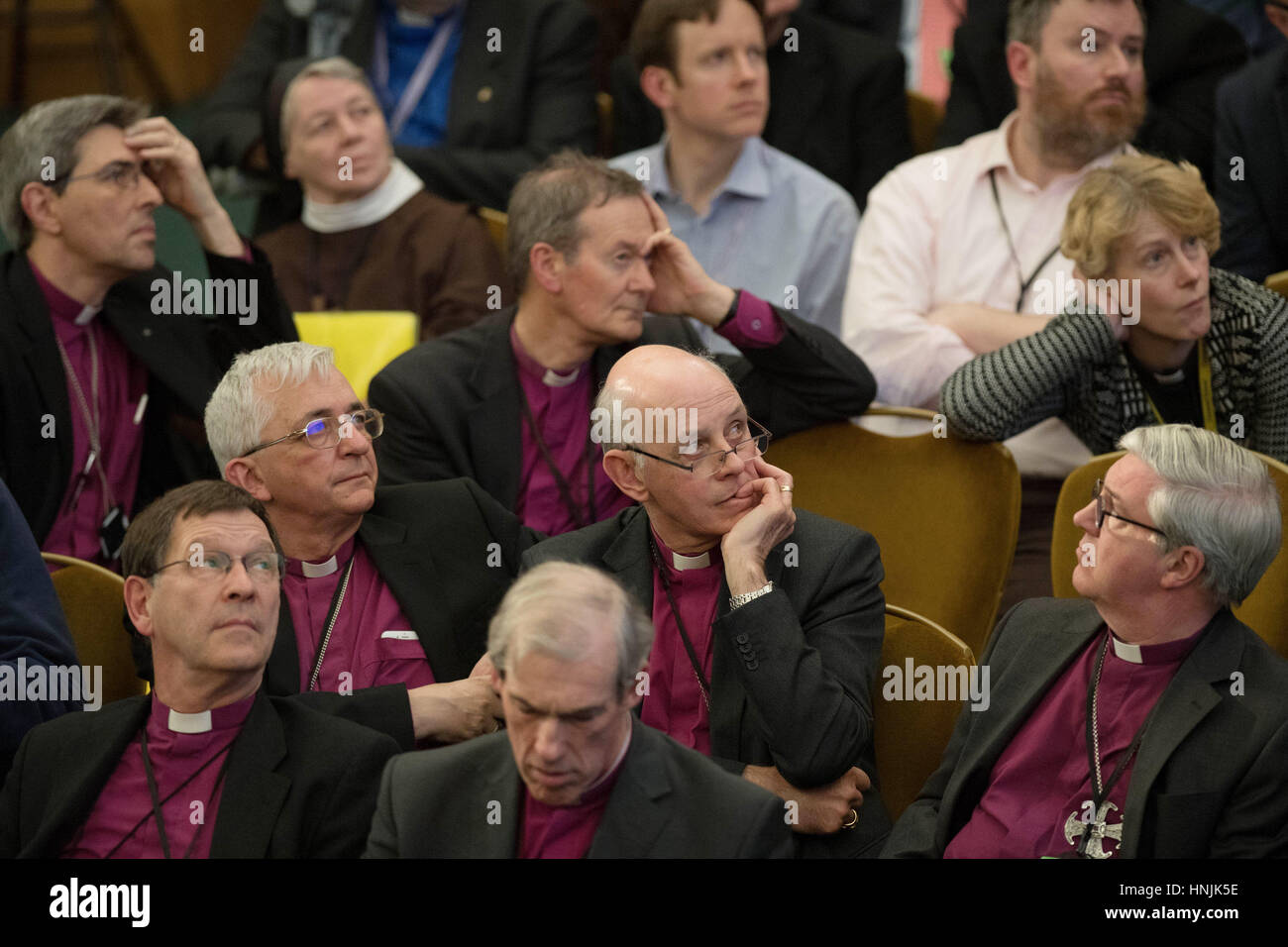 Mitglieder des Klerus zu hören, der Erzbischof von Canterbury, Justin Welby, Adresse der Generalsynode am Church House in London. Stockfoto