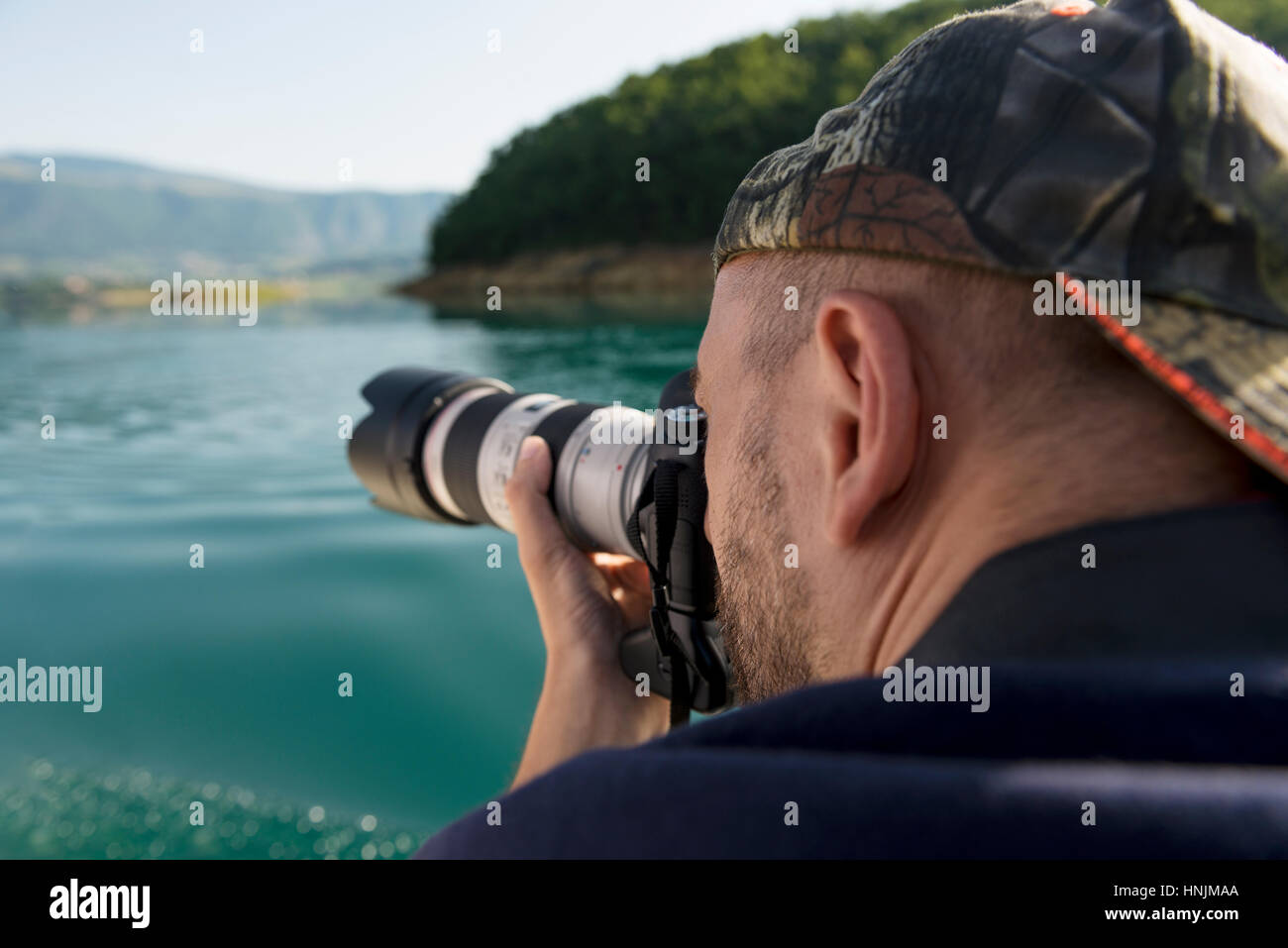 Fotograf in der Natur fotografieren zu einem schönen See Stockfoto