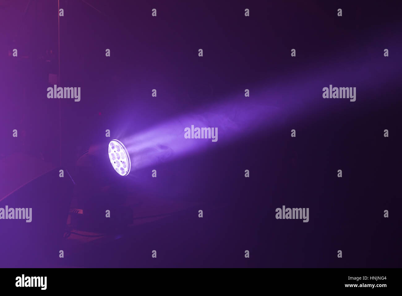 Bühne LED spot-Licht mit violetten Strahl, Bühnentechnik Beleuchtung Stockfoto