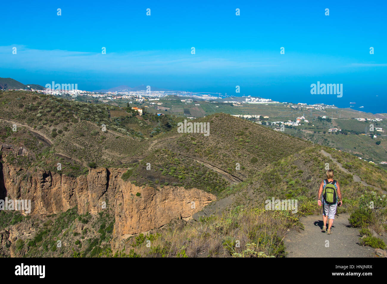 Frau zu Fuß in der Caledera de Bandama auf Gran Canaria Spanien Stockfoto