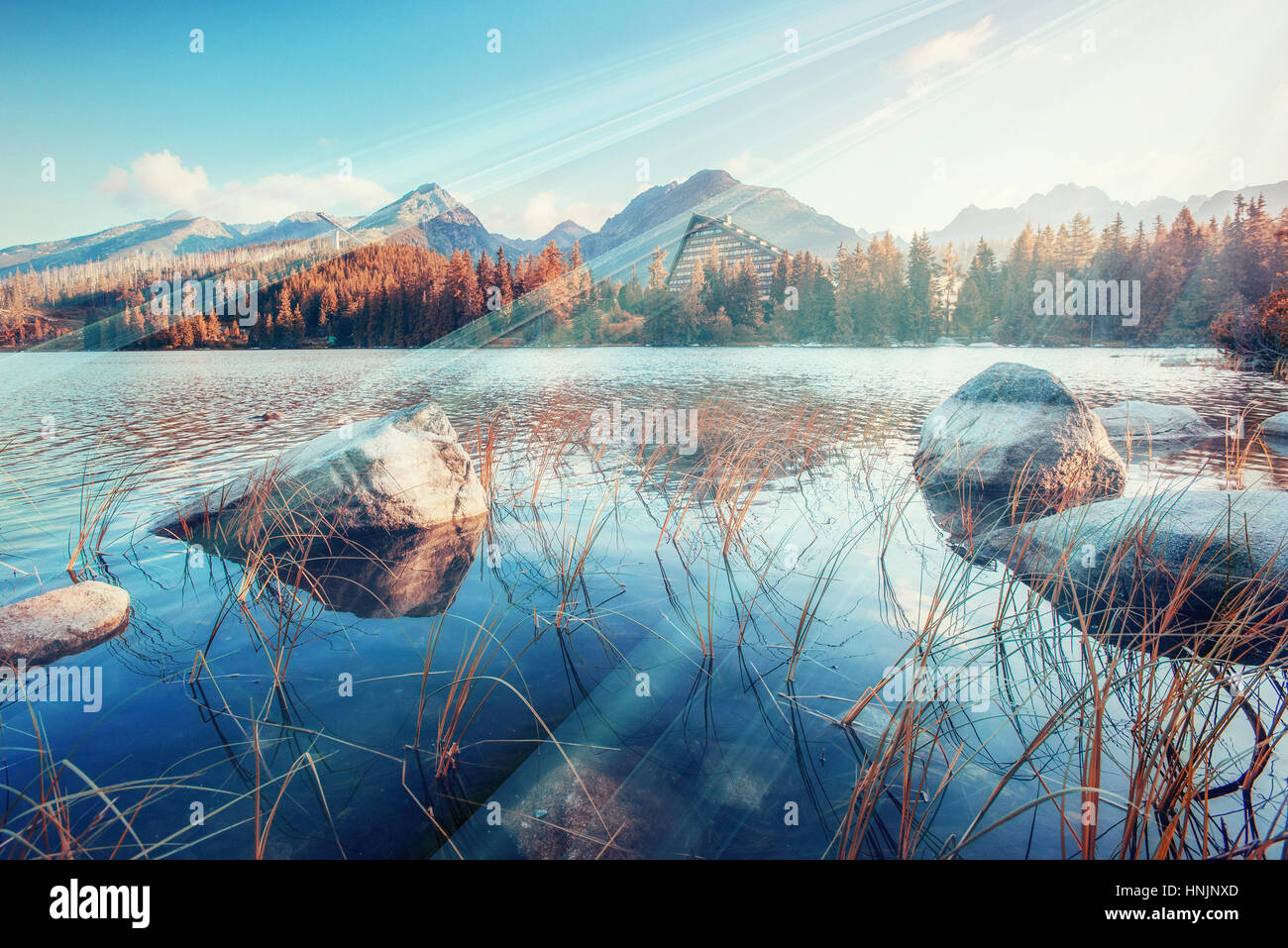 Majestätische Bergsee im Nationalpark Hohe Tatra. Strbske ples Stockfoto