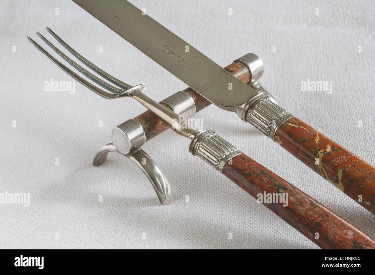 Anfang des 20. Jahrhunderts Messerbank aus Silberplatte und Hartstein, wahrscheinlich schottischen, zusammen mit Messer und Gabel aus einem ähnlichen Zeitraum hergestellt. Stockfoto