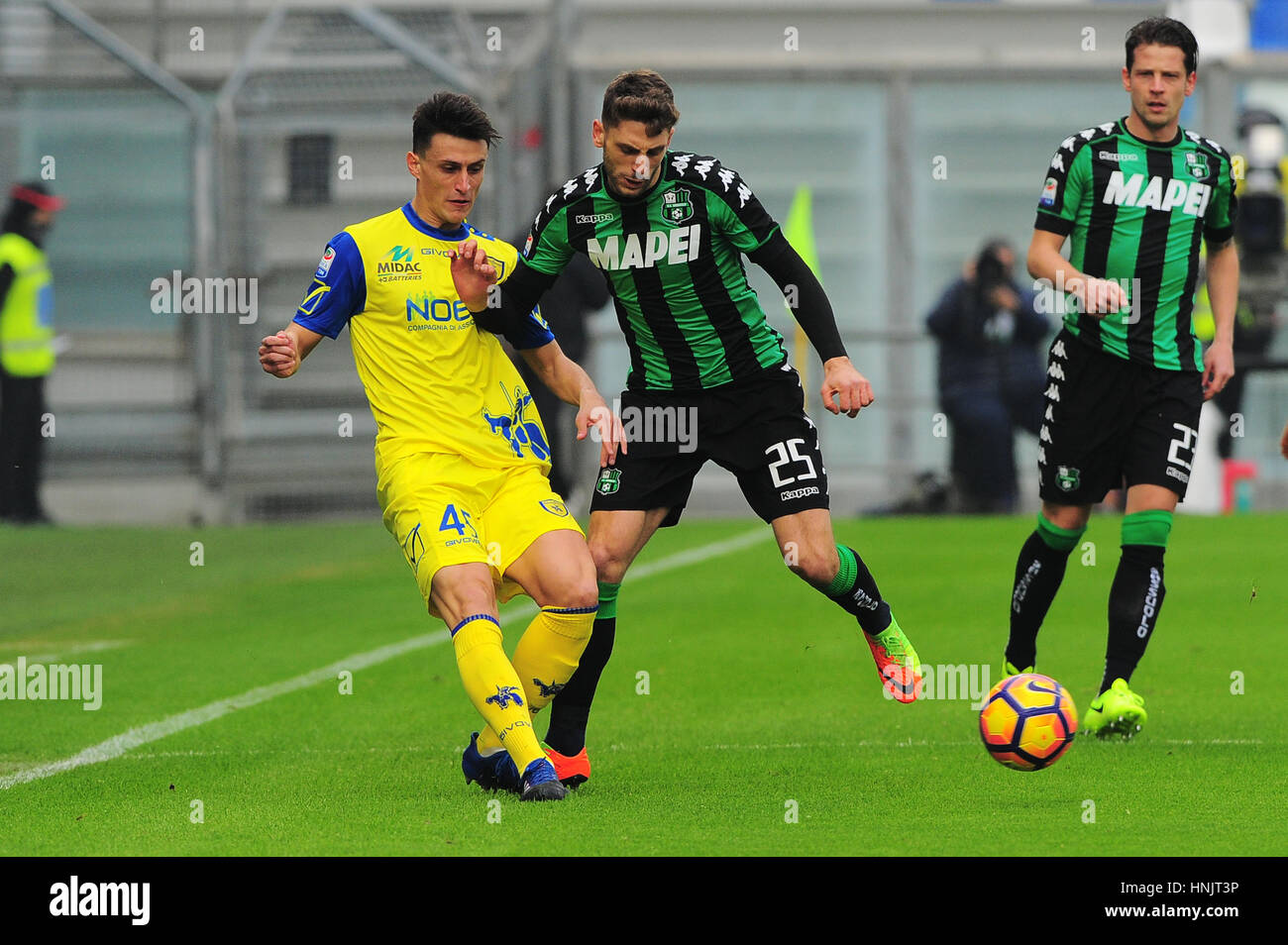 Reggio Emilia, Italien. 12. Februar 2017. Roberto Inglese AC Chievo Verona nach vorne und Domenico Berardi Sassuolo vorwärts und und der Nationalmannschaft von Italien kämpfen um den Ball während der Serie ein Fußballspiels. Chievo Verona schlagen mit 3 zu 1 auf US Sassuolo: für AC Chievo Verona sind die Tore von Roberto Inglese und das Ziel ist für US Sassuolo Partituren von Alessandro Matri. Bildnachweis: Massimo Morelli/Pacific Press/Alamy Live-Nachrichten Stockfoto