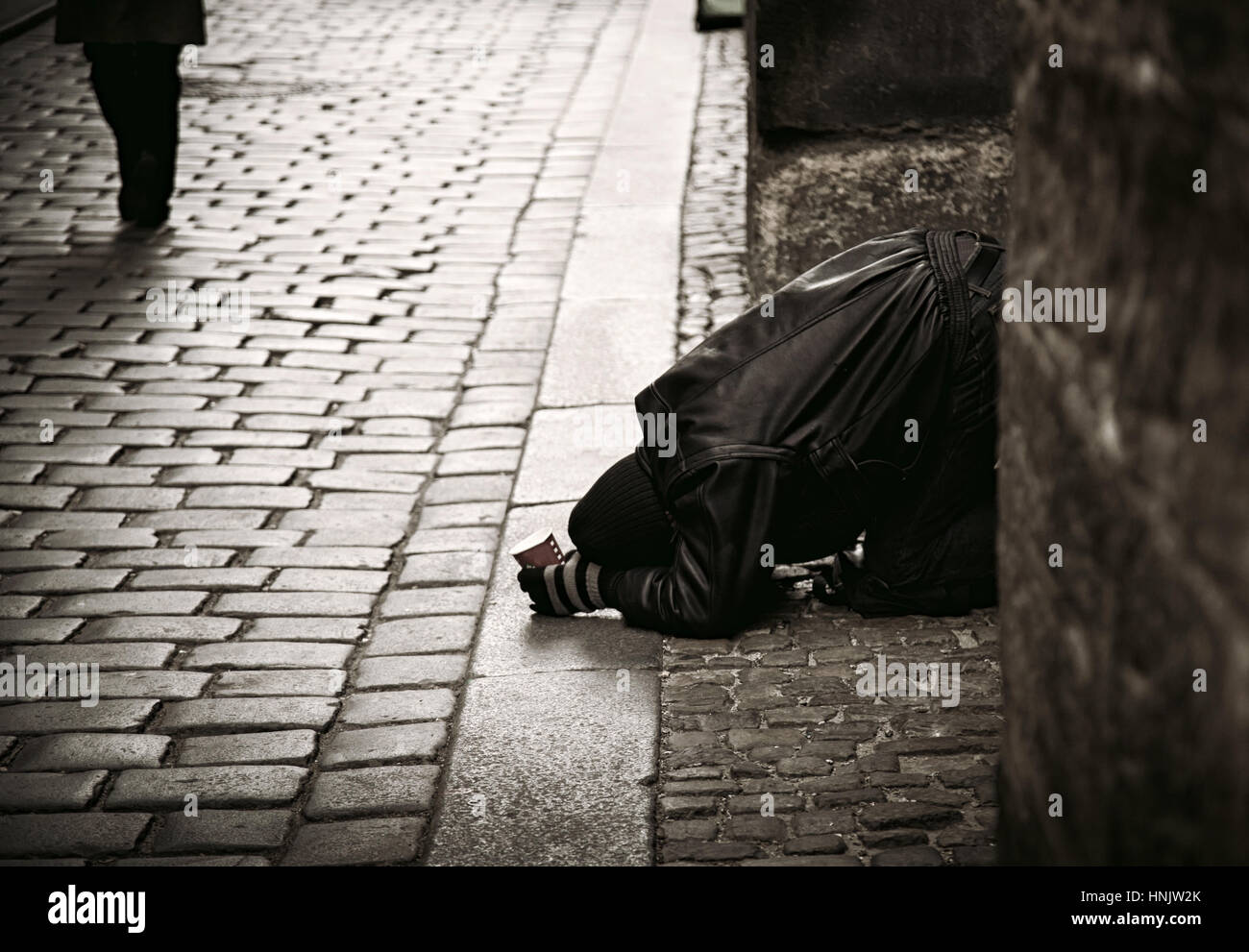 Bettler kniet in der Mitte von Prag, Tschechische Republik. Stockfoto