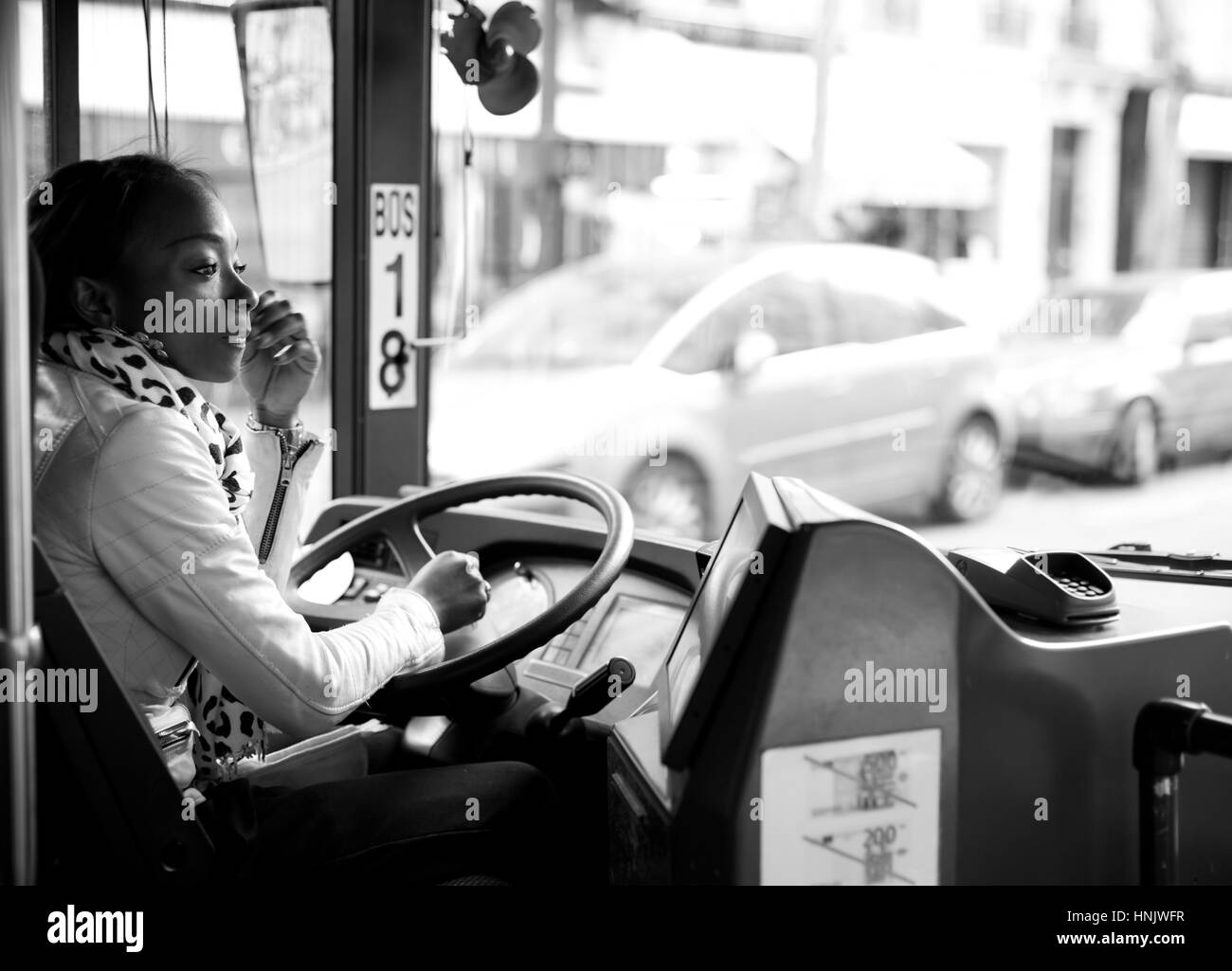 Schwarz und weiß Portrait of African American Busfahrer in New York. Die Stadt New York ist die bevölkerungsreichste Stadt in den Vereinigten Staaten Stockfoto