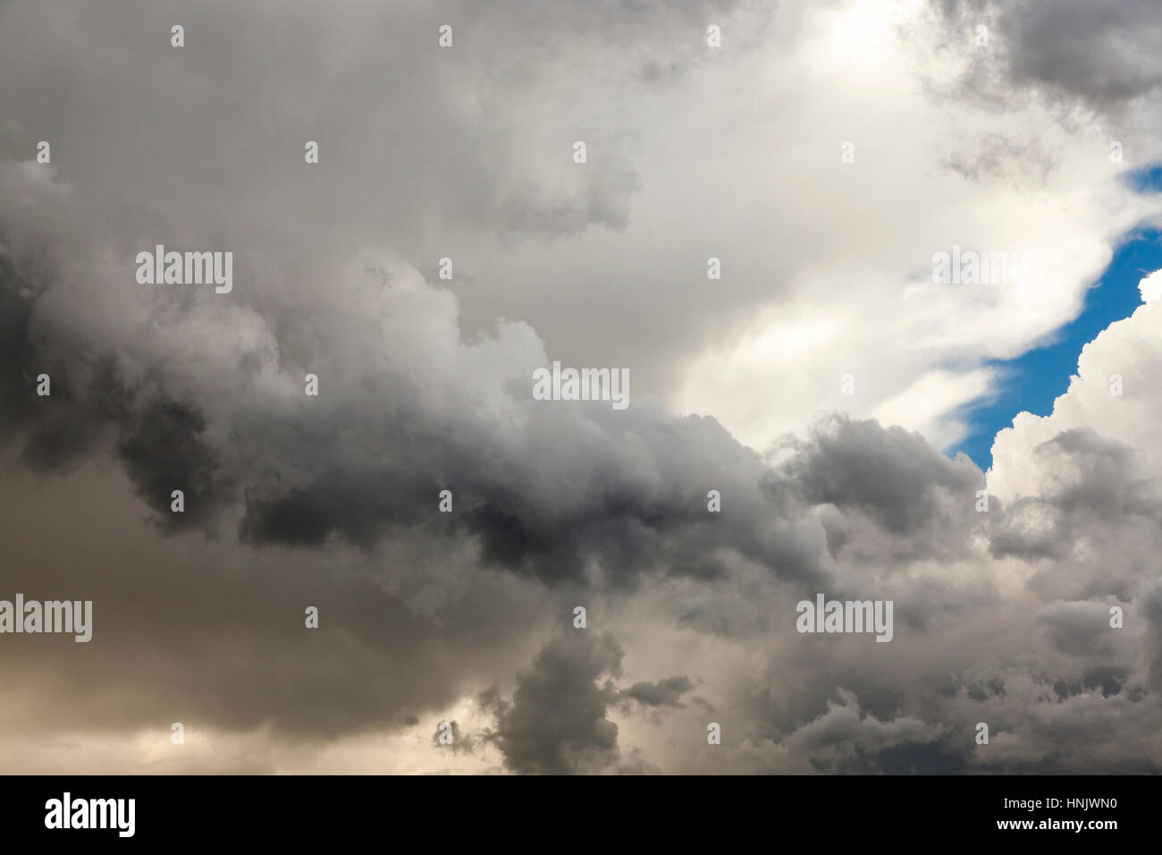 Wolken in den Himmel fotografiert. Kleine Schärfentiefe Stockfoto