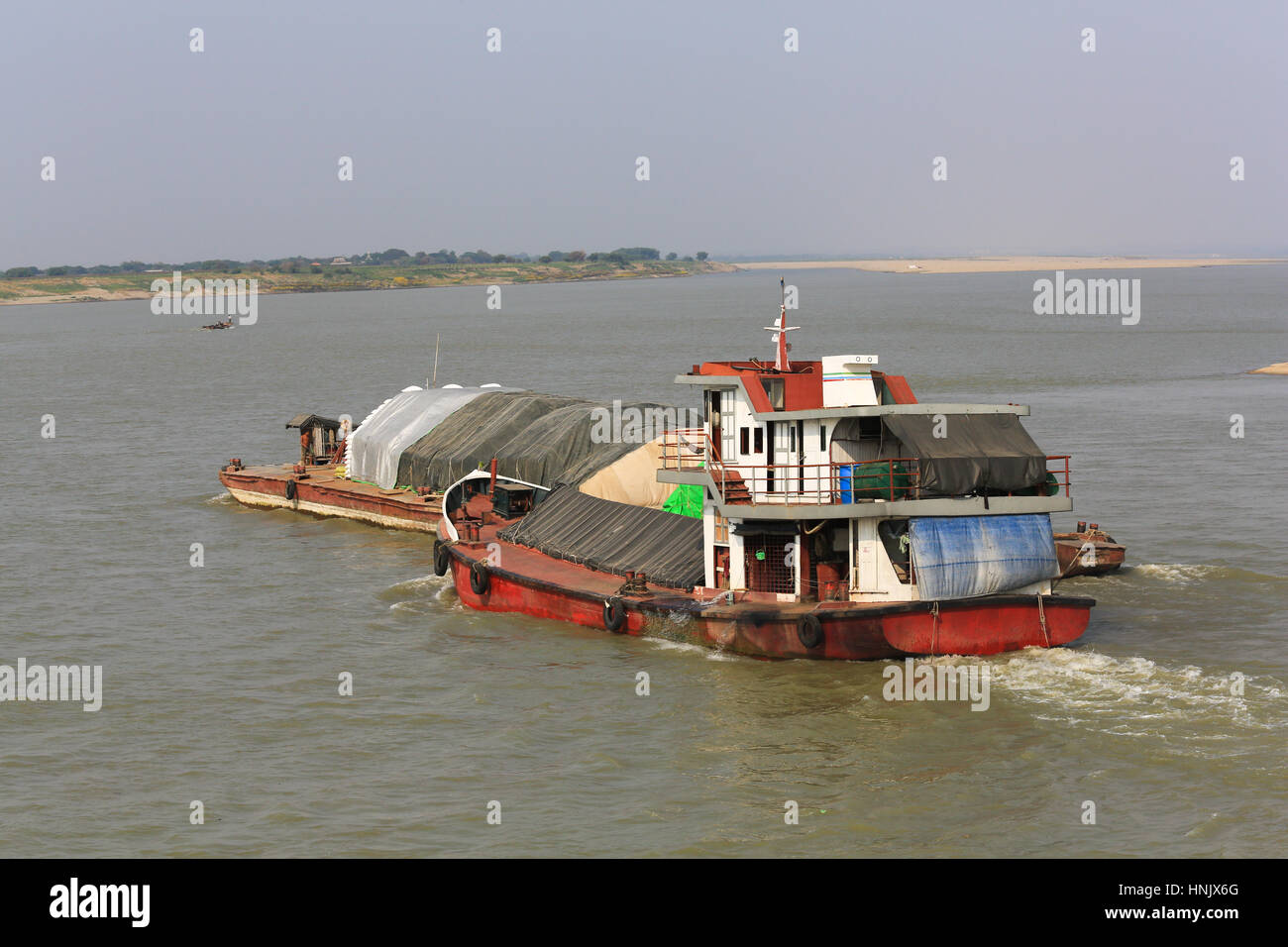 Schlepper und Kahn Verkehr auf dem Irrawaddy Fluss nördlich von Bagan in Myanmar (Burma). Stockfoto