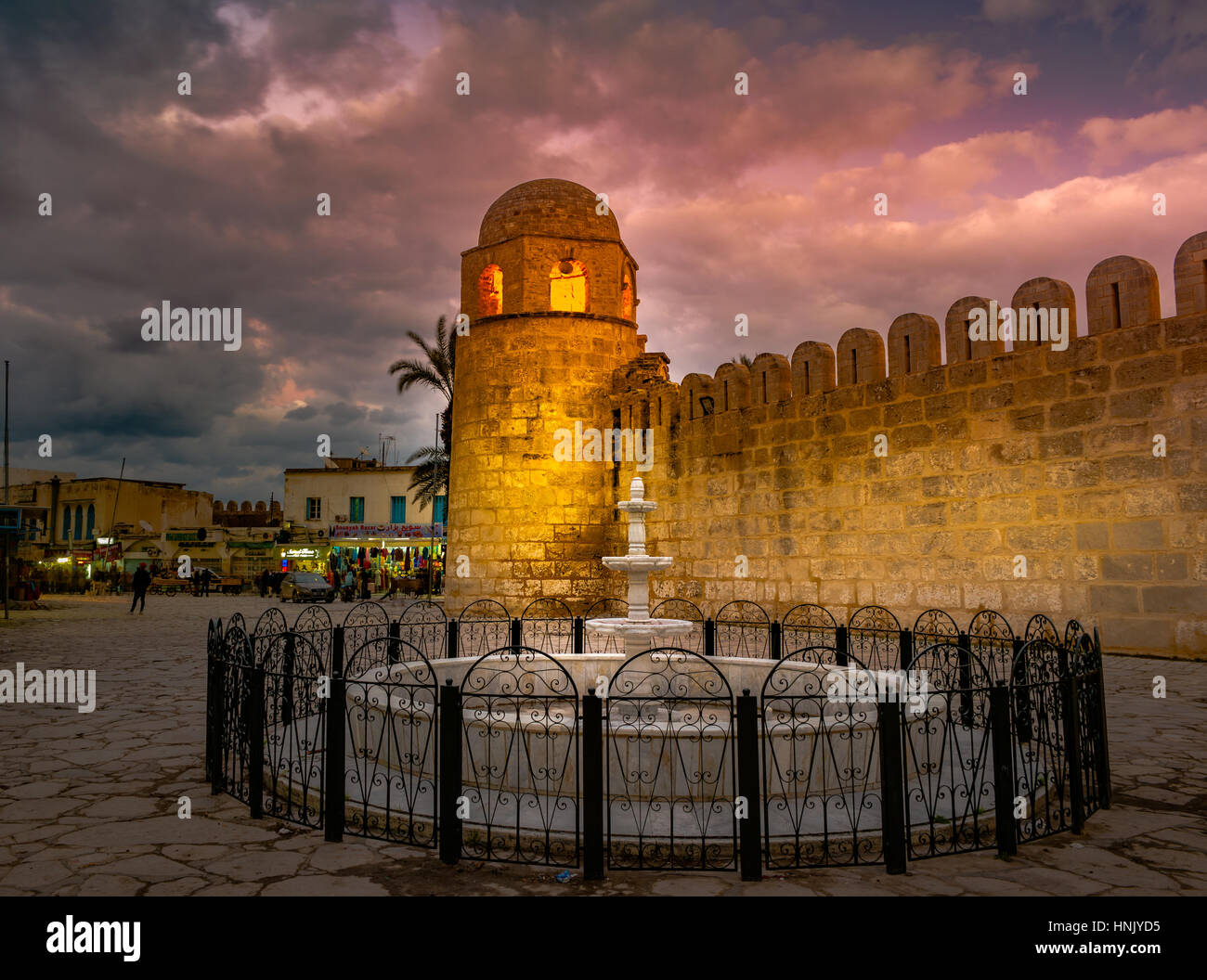 Nacht-Foto der Moschee in Sousse. Mittelalterliche Architektur in Nachtlichter. Lebendiges Bild des alten religiösen Gebäude - eines der wichtigsten Sehenswürdigkeiten in S Stockfoto