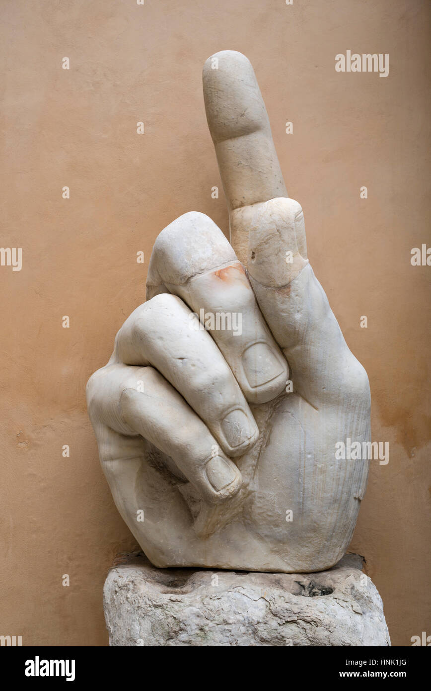 Rom. Italien. Marmor richtig hand aus der Kolossalstatue des Roman Emperor Constantine i., der große (ca. 272-74-337 n. Chr.), 313-324 n. Chr., Kapitolinischen Museen. Stockfoto