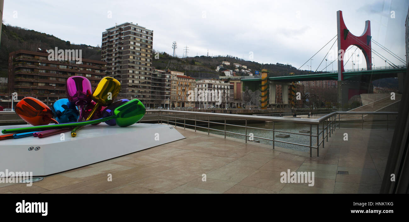 Die Tulpen, ein Bouquet von mehrfarbigen Ballon Blumen Skulptur des Künstlers Jeff Koons, befindet sich an der Außenseite des Guggenheim Museum Bilbao Stockfoto
