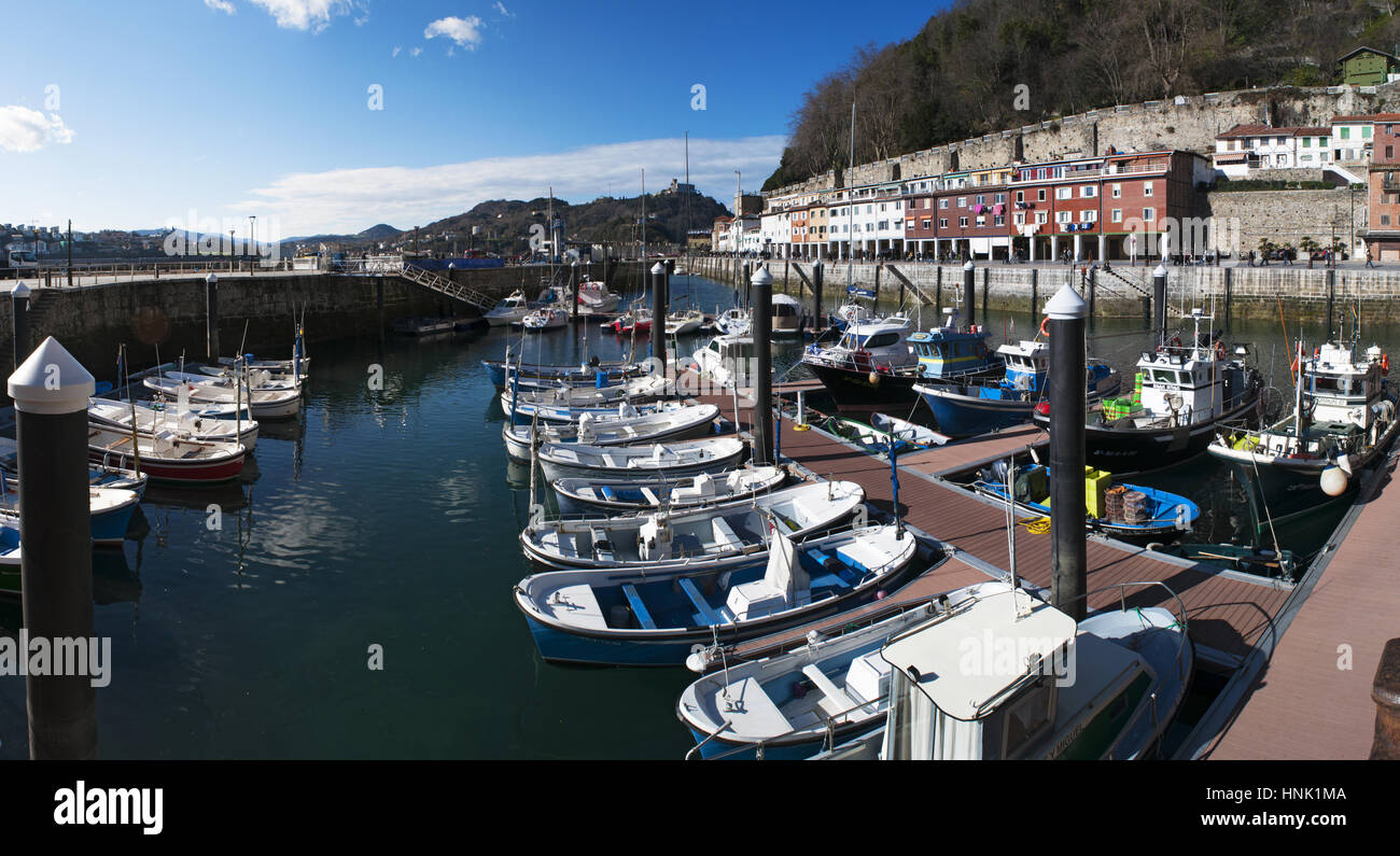 Baskisches Land, Spanien: Boote im Hafen und Blick auf die Skyline an der Strandpromenade von Donostia San Sebastian, der Küstenstadt am Golf von Biskaya Stockfoto