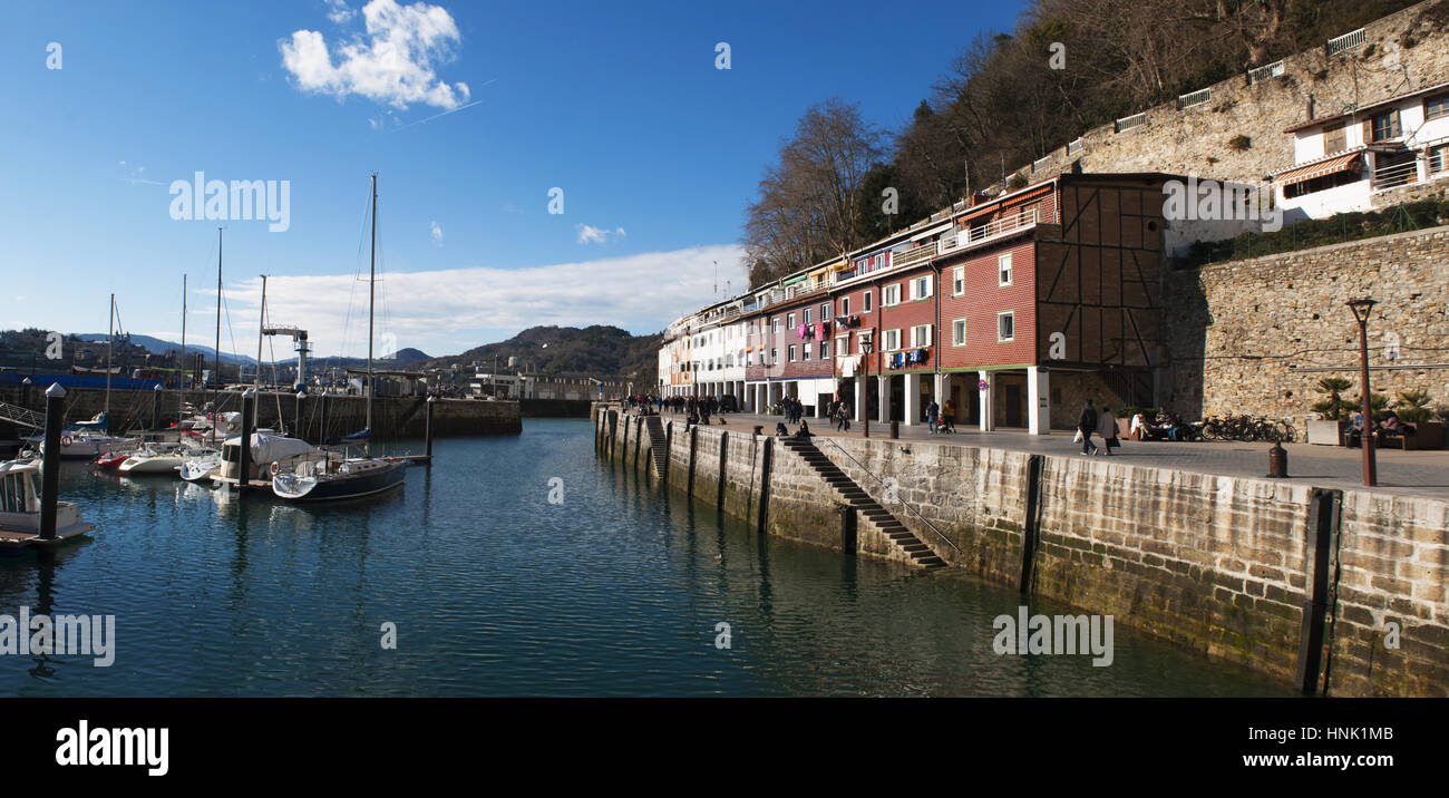 Baskisches Land, Spanien: Boote im Hafen und Blick auf die Skyline an der Strandpromenade von Donostia San Sebastian, der Küstenstadt am Golf von Biskaya Stockfoto