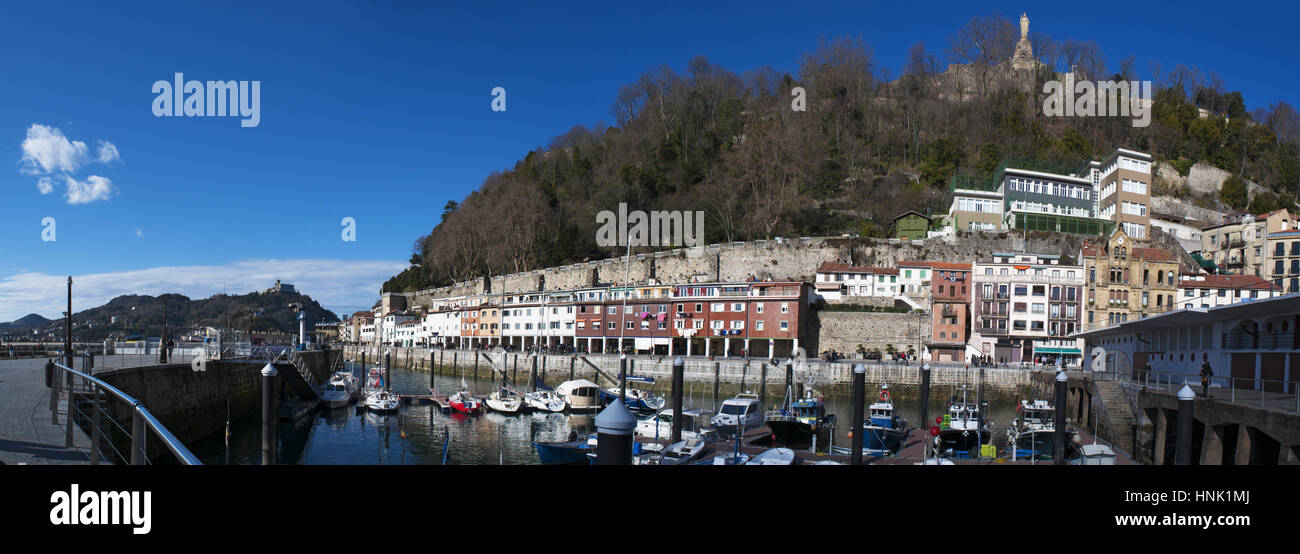 Baskisches Land, Spanien: Boote im Hafen und Blick auf die Skyline an der Strandpromenade von Donostia San Sebastian, der Küstenstadt am Golf von Biskaya Stockfoto