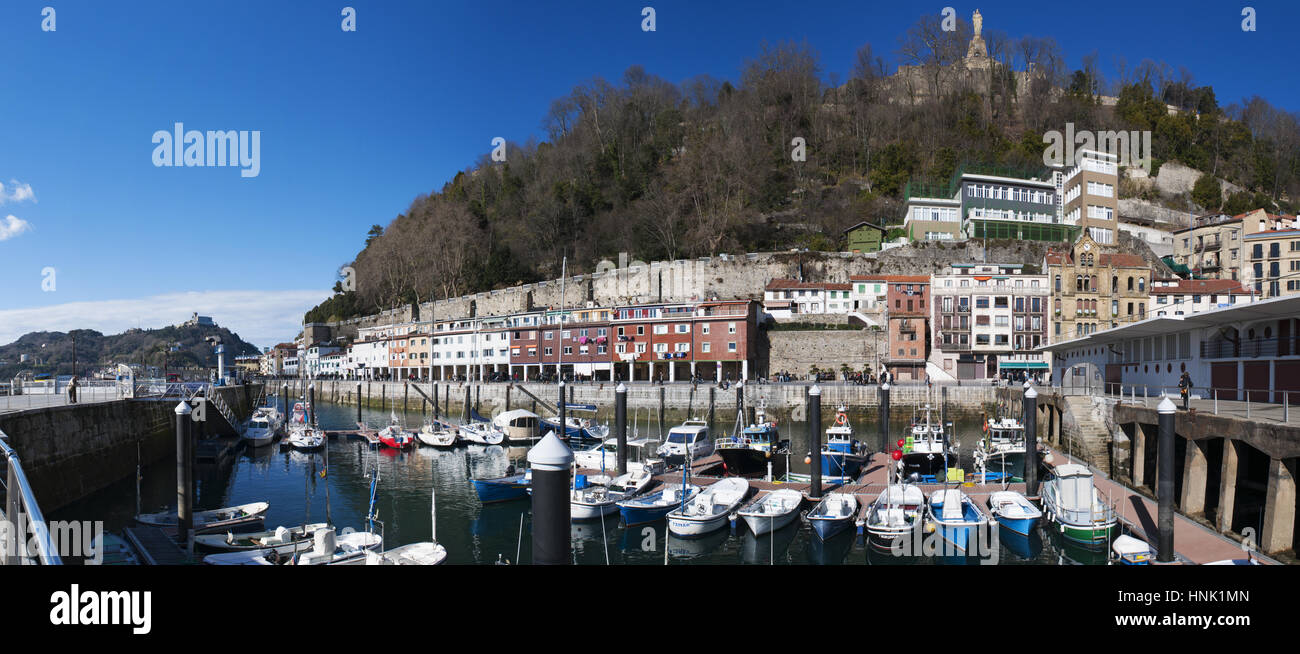 Baskisches Land, Spanien: Boote im Hafen und Blick auf die Skyline an der Strandpromenade von Donostia San Sebastian, der Küstenstadt am Golf von Biskaya Stockfoto