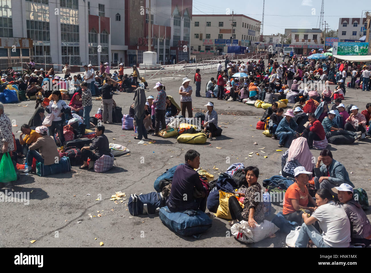 Menschen vor dem Turpan Bahnhof. Xinjiang Autonome Region, China. Stockfoto