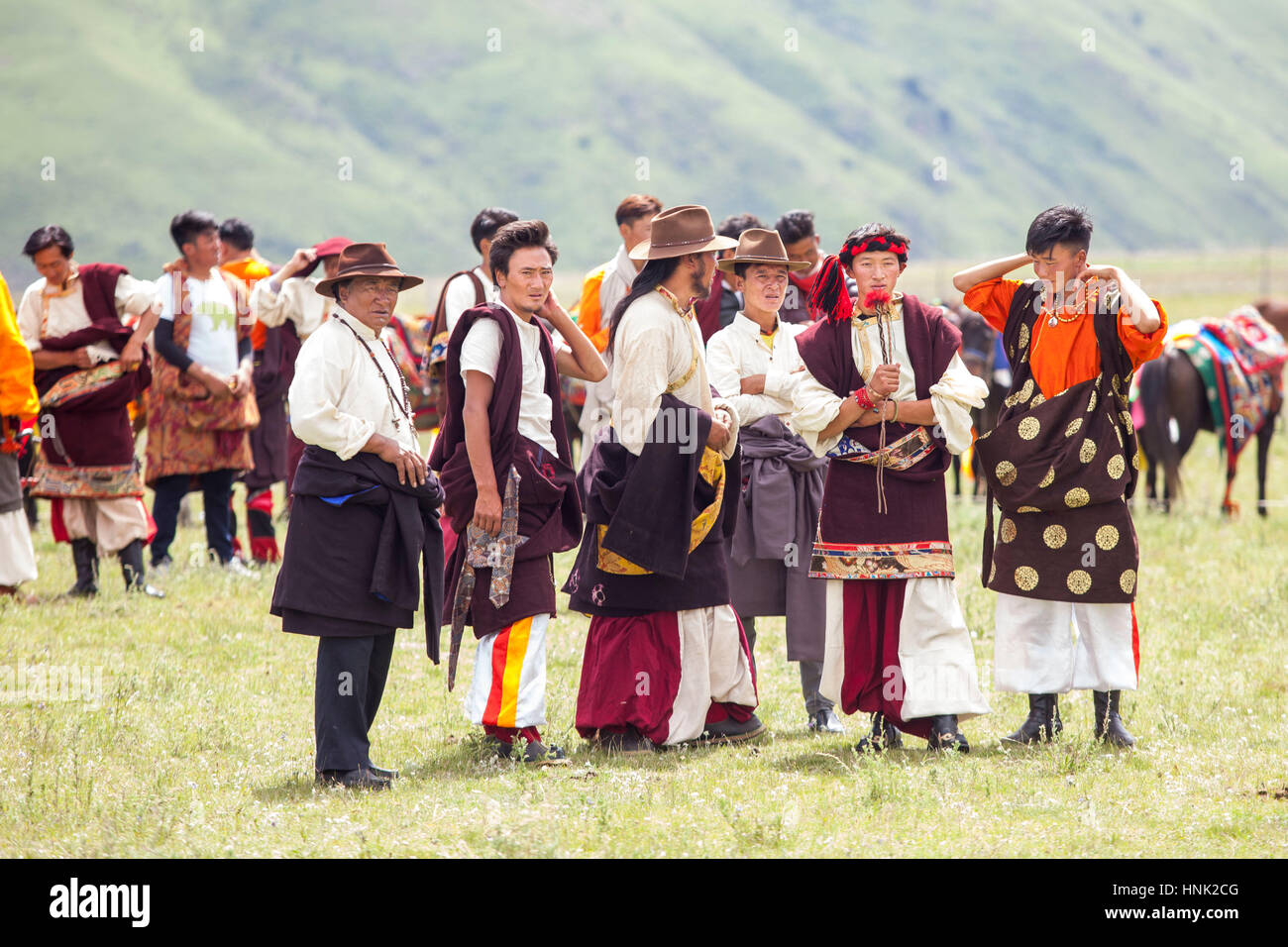 Lokalen Khampas Ethnien zu beteiligen, bei dem Manigango Pferdefest in der tibetischen Hochebene in Sichuan, China Stockfoto