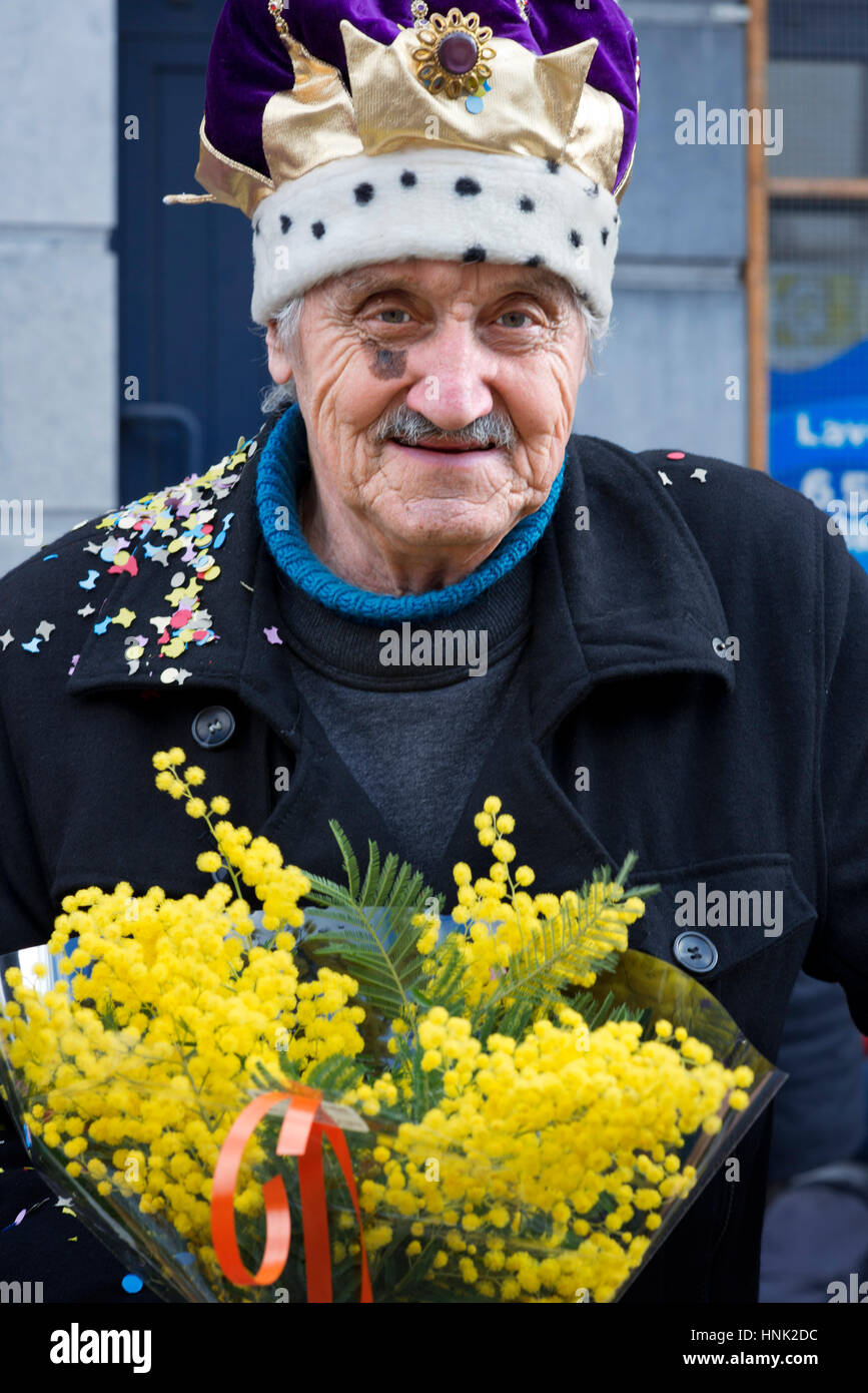 Binche, Hennegau, Belgien - Stand verkaufen Blumen während Karneval Parade in den Straßen am Karneval. Belgien: Karneval von Binche. UNESCO Welt Squillaci Stockfoto