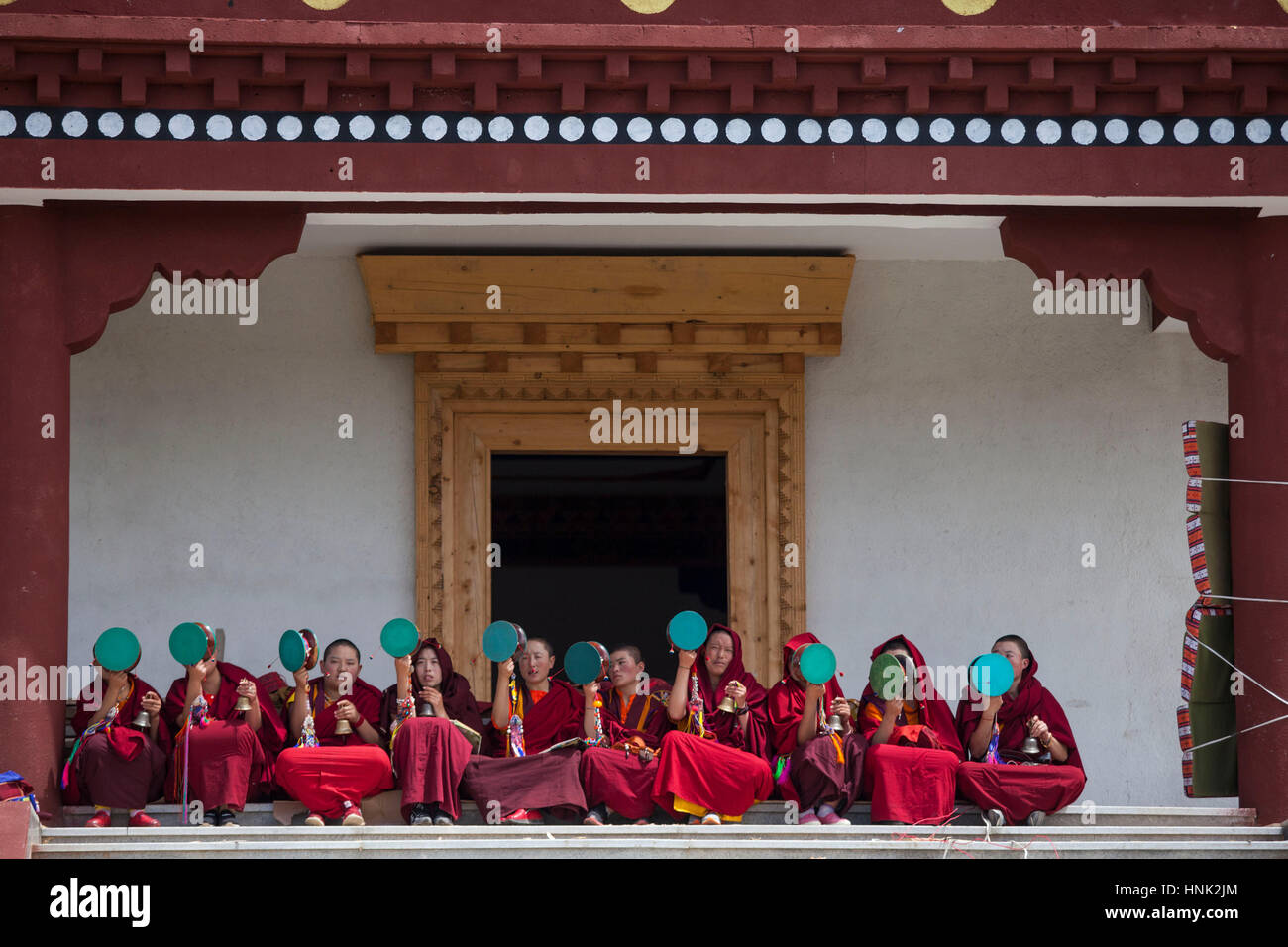Nonnen und Mönche teilnehmen am Gebet Rituale auf tibetisch-buddhistischen Tagong Kloster. Stockfoto