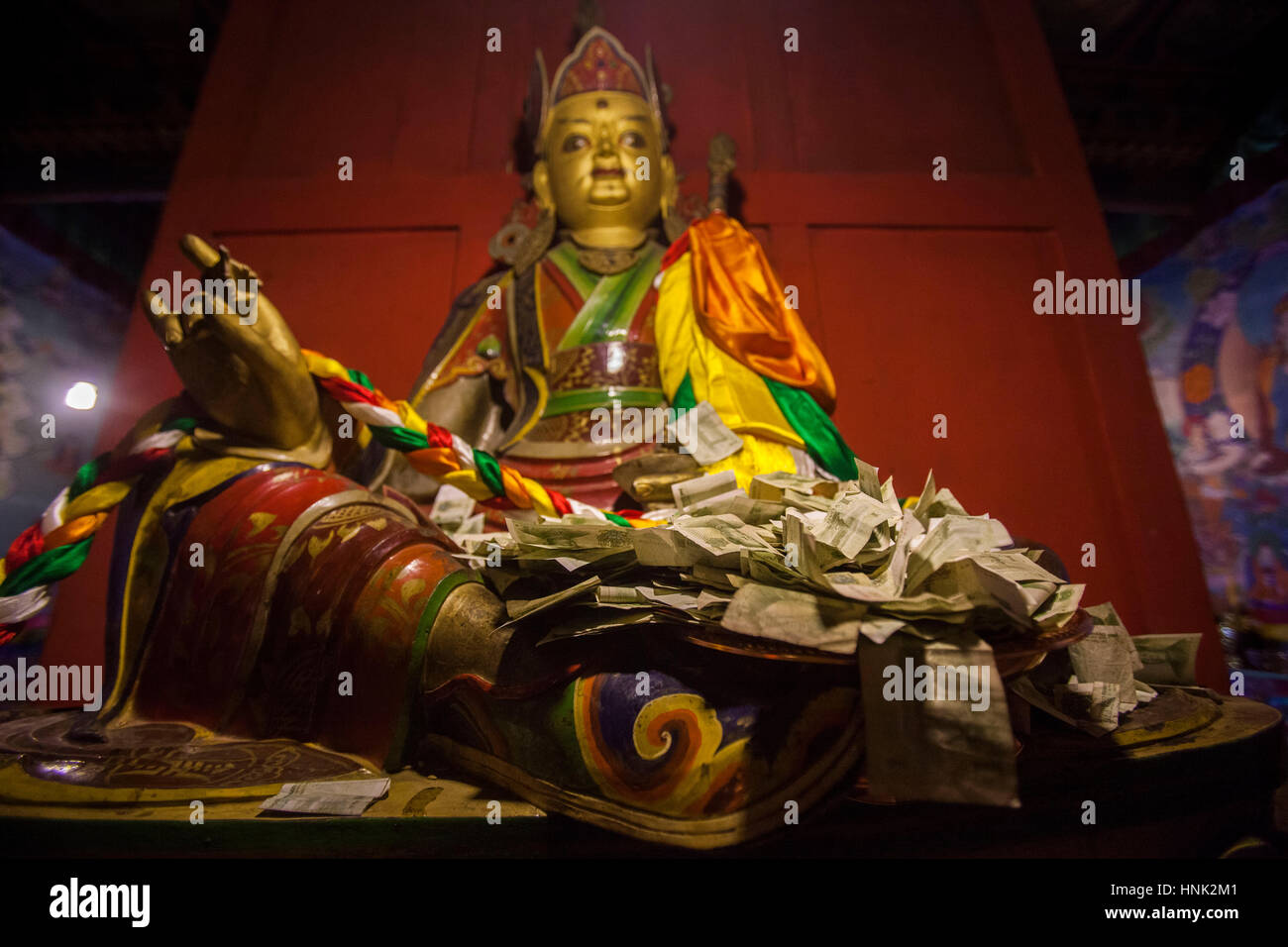 Statuen im Inneren Tagong Kloster in der tibetischen Hochebene Region in Sichuan, China. Stockfoto