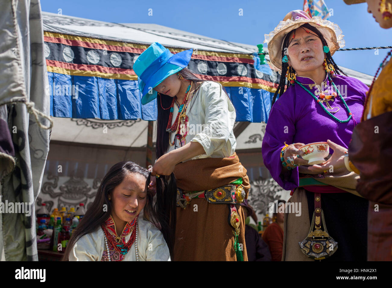 Lokalen Khampas Ethnien nehmen an dem Manigango Pferdefest in der tibetischen Hochebene Region in Sichuan, China. Stockfoto