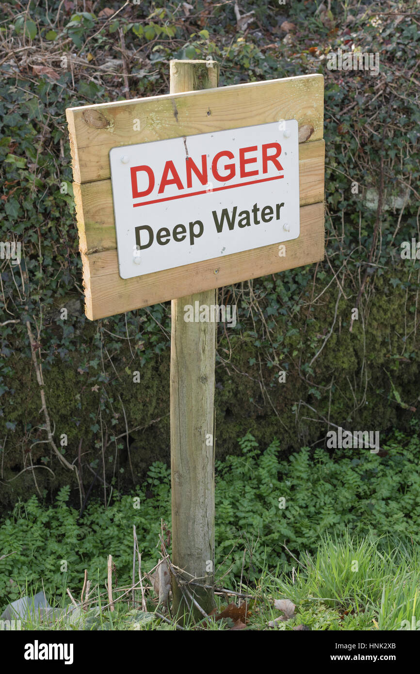 Gefahr 'Deep Water'-Zeichen neben einem Entwässerungsgraben - in Cornwall, Großbritannien Stockfoto