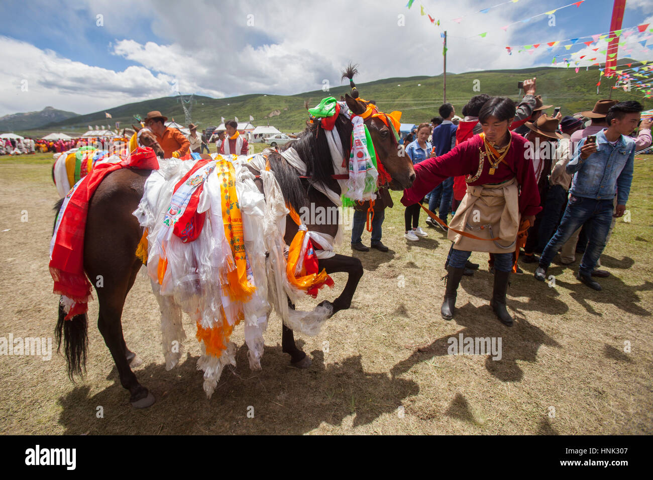 Der Gewinner Pferde Parade in die Feierlichkeiten während der Manigango-Pferdefest in der tibetischen Hochebene in Sichuan, China. Stockfoto