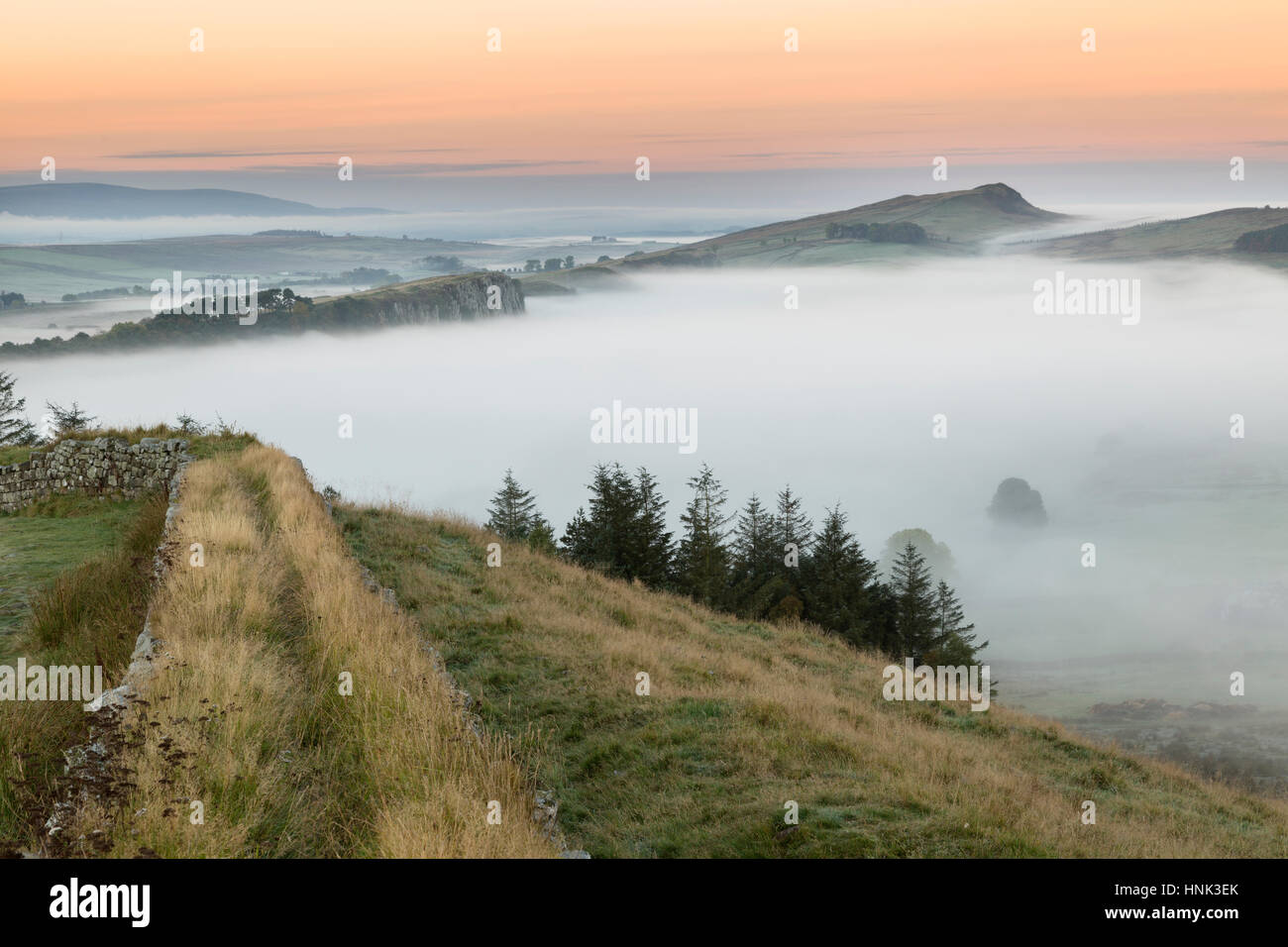 Der Hadrianswall: frühen herbstlichen Morgennebel verschleiert Crag Lough aber nicht fernen Winshields Felsen und angrenzenden Hügel-Tops - gesehen vom Hotbank Felsen Stockfoto