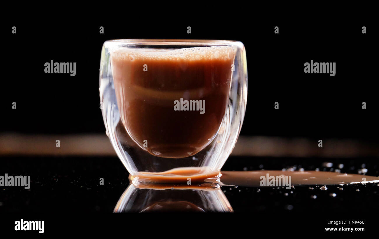 Heiße Schokolade trinken / heiße Schokolade, auch bekannt als heißer Kakao, Schokolade oder einfach nur Kakao zu trinken ist ein beheizter Getränk bestehend aus rasierte Schokolade Stockfoto