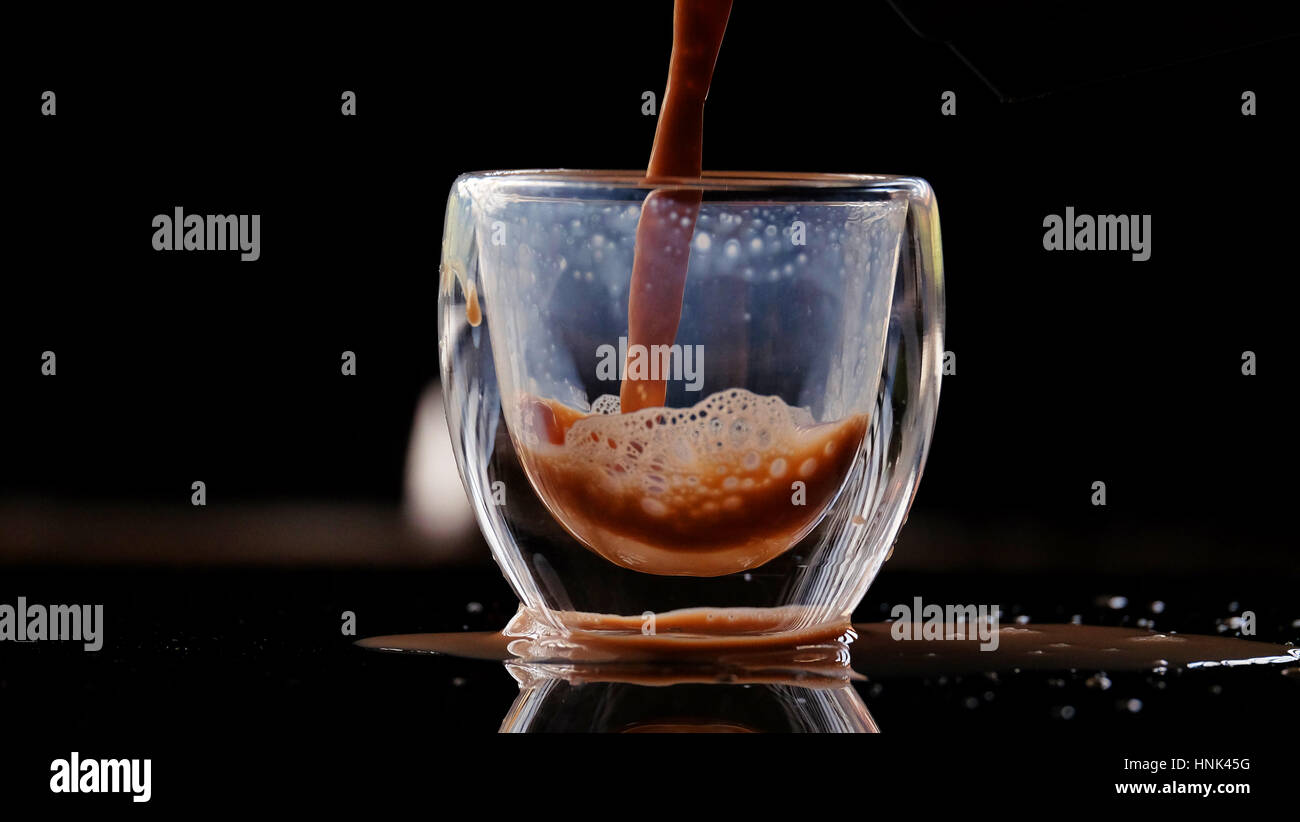 Heiße Schokolade trinken / heiße Schokolade, auch bekannt als heißer Kakao, Schokolade oder einfach nur Kakao zu trinken ist ein beheizter Getränk bestehend aus rasierte Schokolade Stockfoto